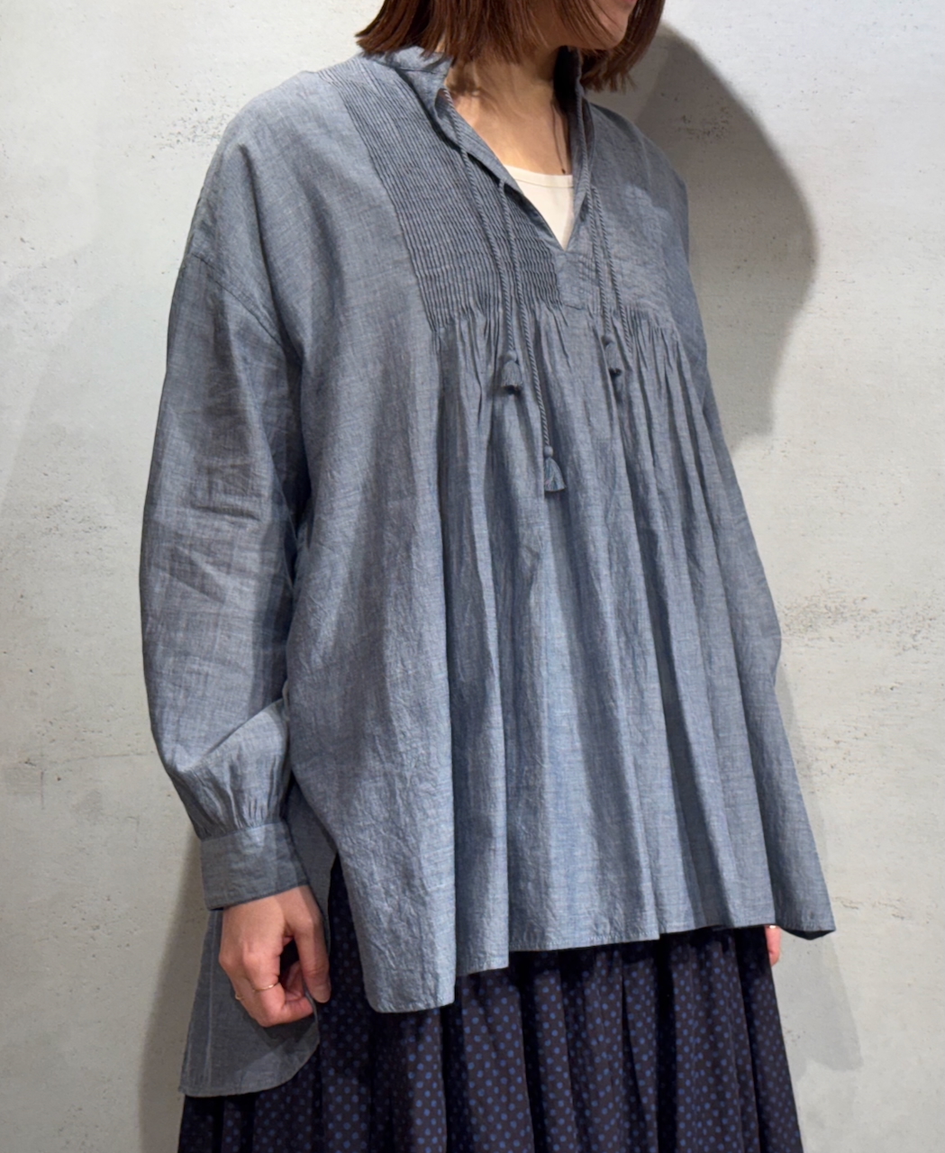 INMDS25063(シャツ) HANDWOVEN YARN DYE NATURAL INDIGO CHAMBRAY BANDED COLLAR PINTUCK TUNIC