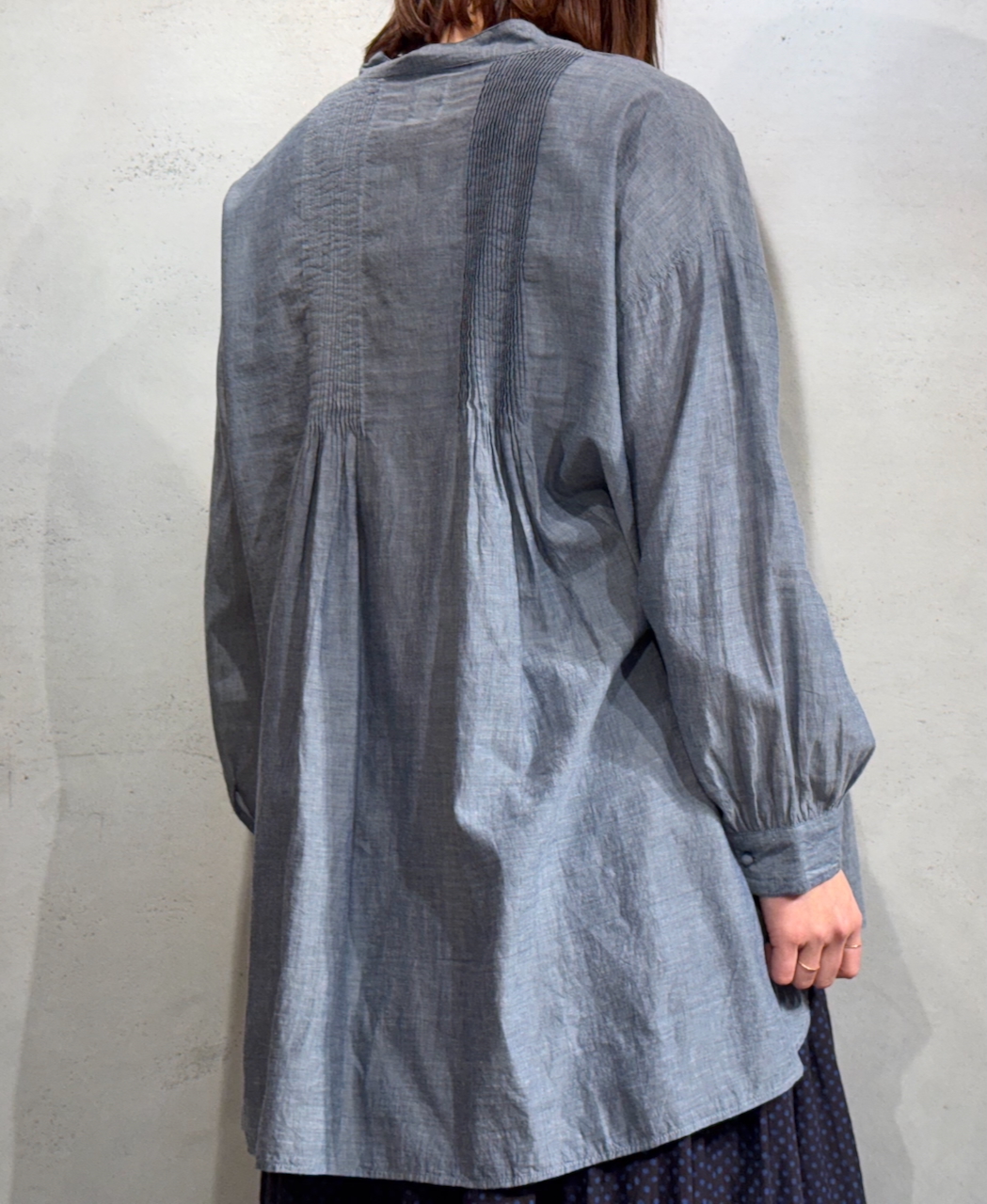 INMDS25063(シャツ) HANDWOVEN YARN DYE NATURAL INDIGO CHAMBRAY BANDED COLLAR PINTUCK TUNIC