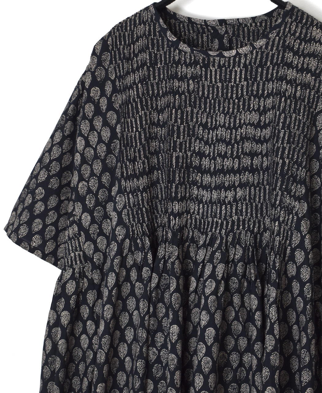 INMDS25114(ワンピース) COTTON SILK HAND SCREEN LEAF PRINT CREW-NECK HALF/SL DRESS WITH MINI PINTUCK