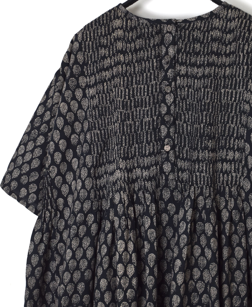 INMDS25114(ワンピース) COTTON SILK HAND SCREEN LEAF PRINT CREW-NECK HALF/SL DRESS WITH MINI PINTUCK