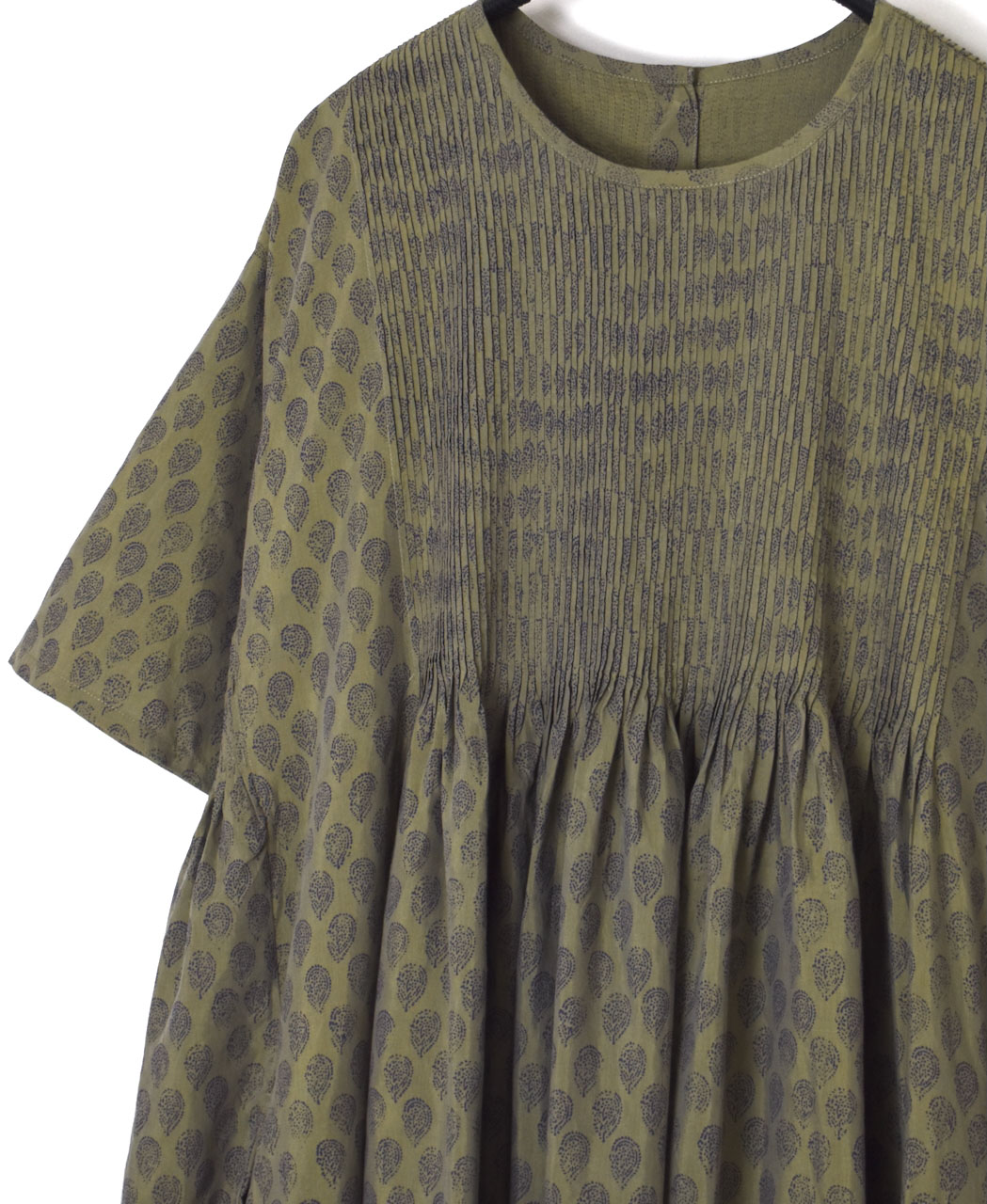 INMDS25114(ワンピース) COTTON SILK HAND SCREEN LEAF PRINT CREW-NECK HALF/SL DRESS WITH MINI PINTUCK