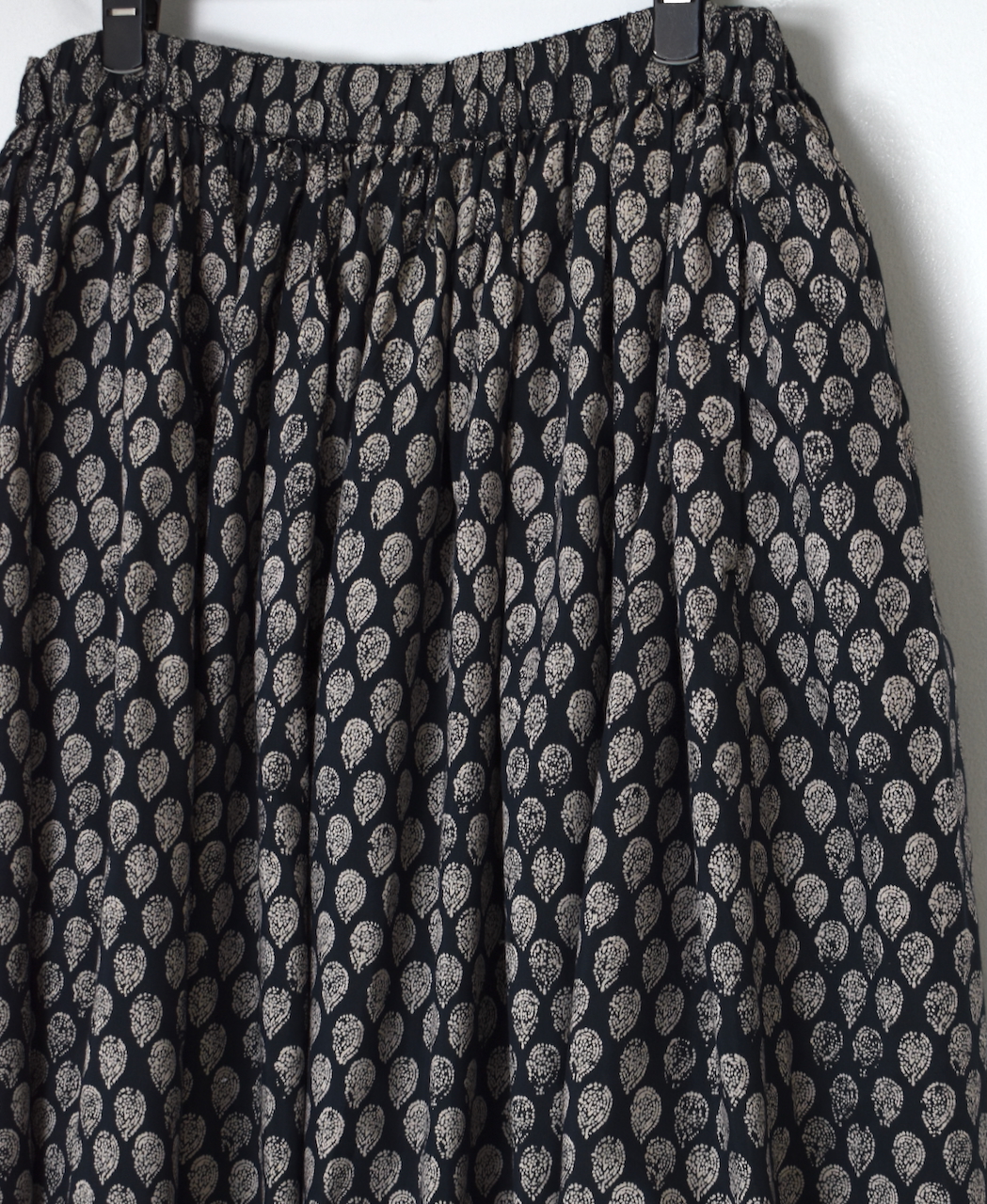 INMDS25115(スカート) COTTON SILK HAND SCREEN LEAF PRINT GATHERED SKIRT