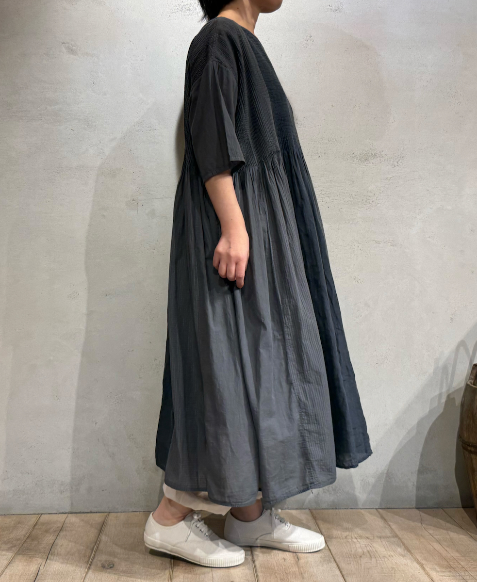 NMDS25232D(ワンピース) COTTON&LINEN PATCHWORK(OVERDYE) CREW-NECK S/SL SHIRT DRESS WITH MINI PINTUCK