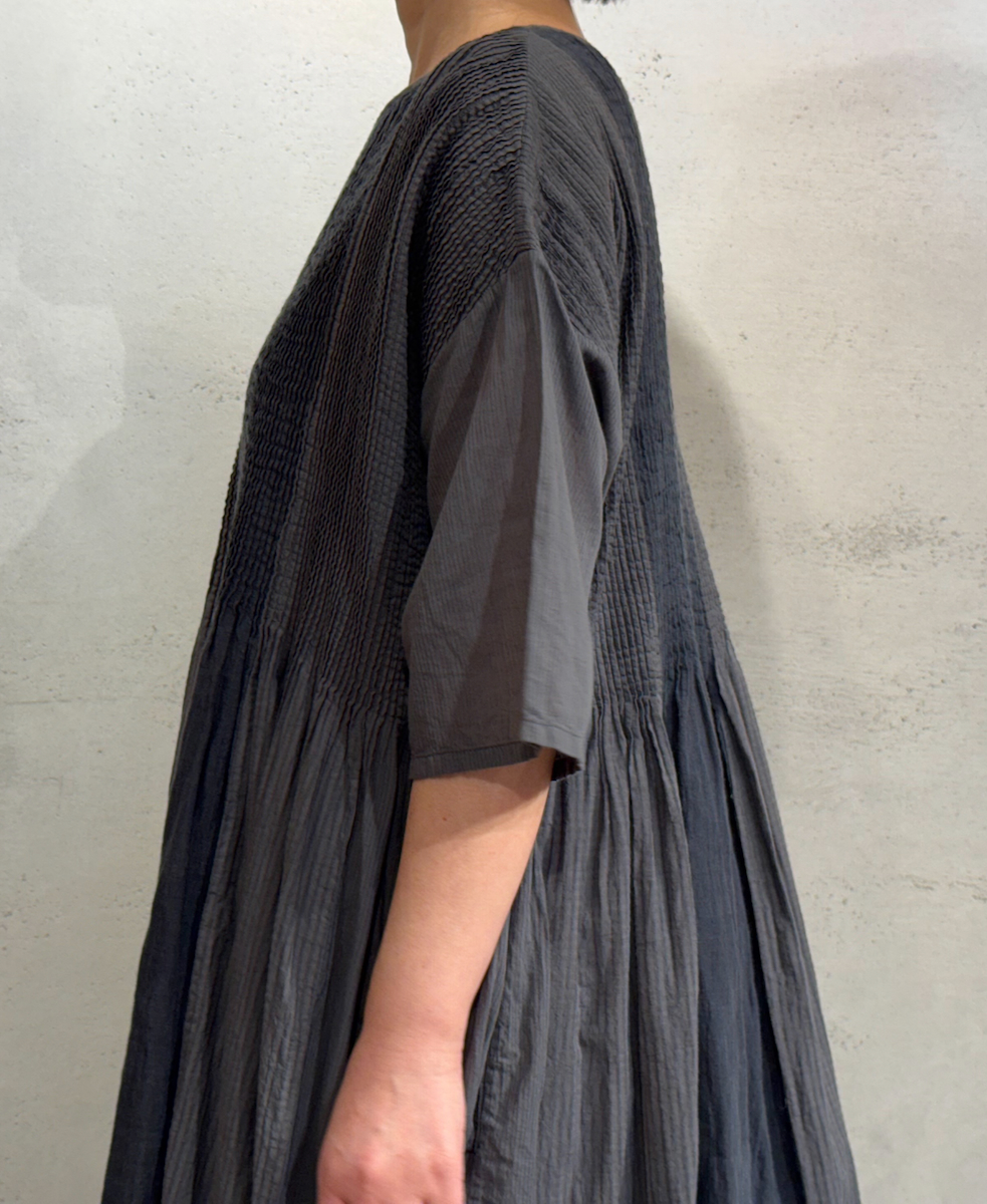 NMDS25232D(ワンピース) COTTON&LINEN PATCHWORK(OVERDYE) CREW-NECK S/SL SHIRT DRESS WITH MINI PINTUCK