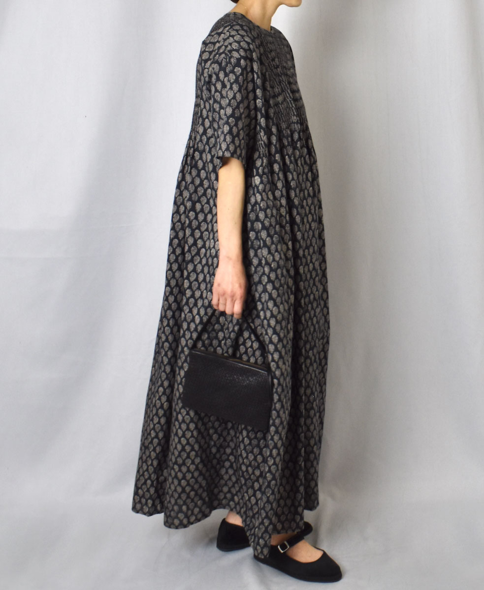 INMDS25114(ワンピース) COTTON SILK HAND SCREEN LEAF PRINT CREW-NECK HALF/SL DRESS WITH MINI PINTUCK