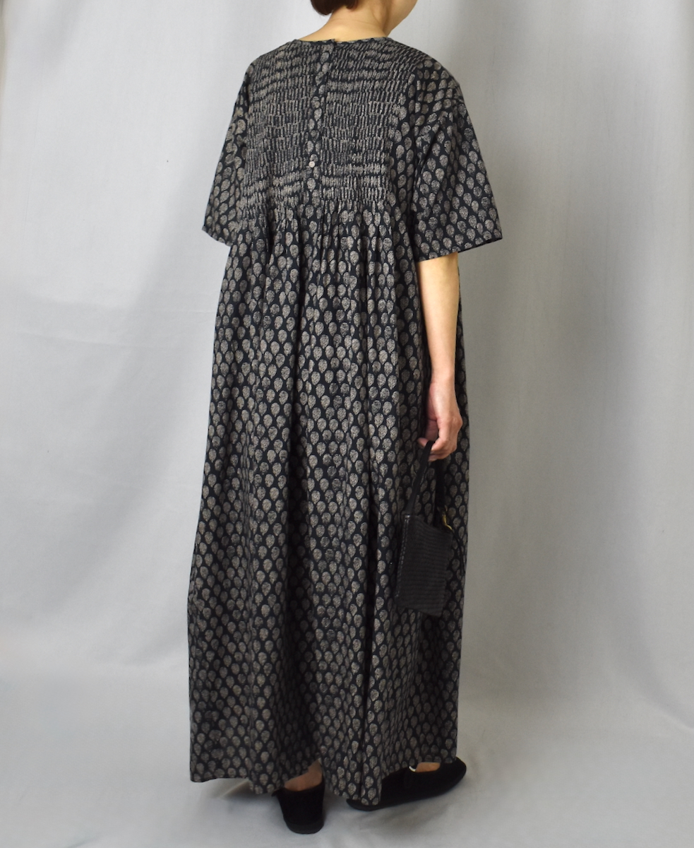 INMDS25114(ワンピース) COTTON SILK HAND SCREEN LEAF PRINT CREW-NECK HALF/SL DRESS WITH MINI PINTUCK