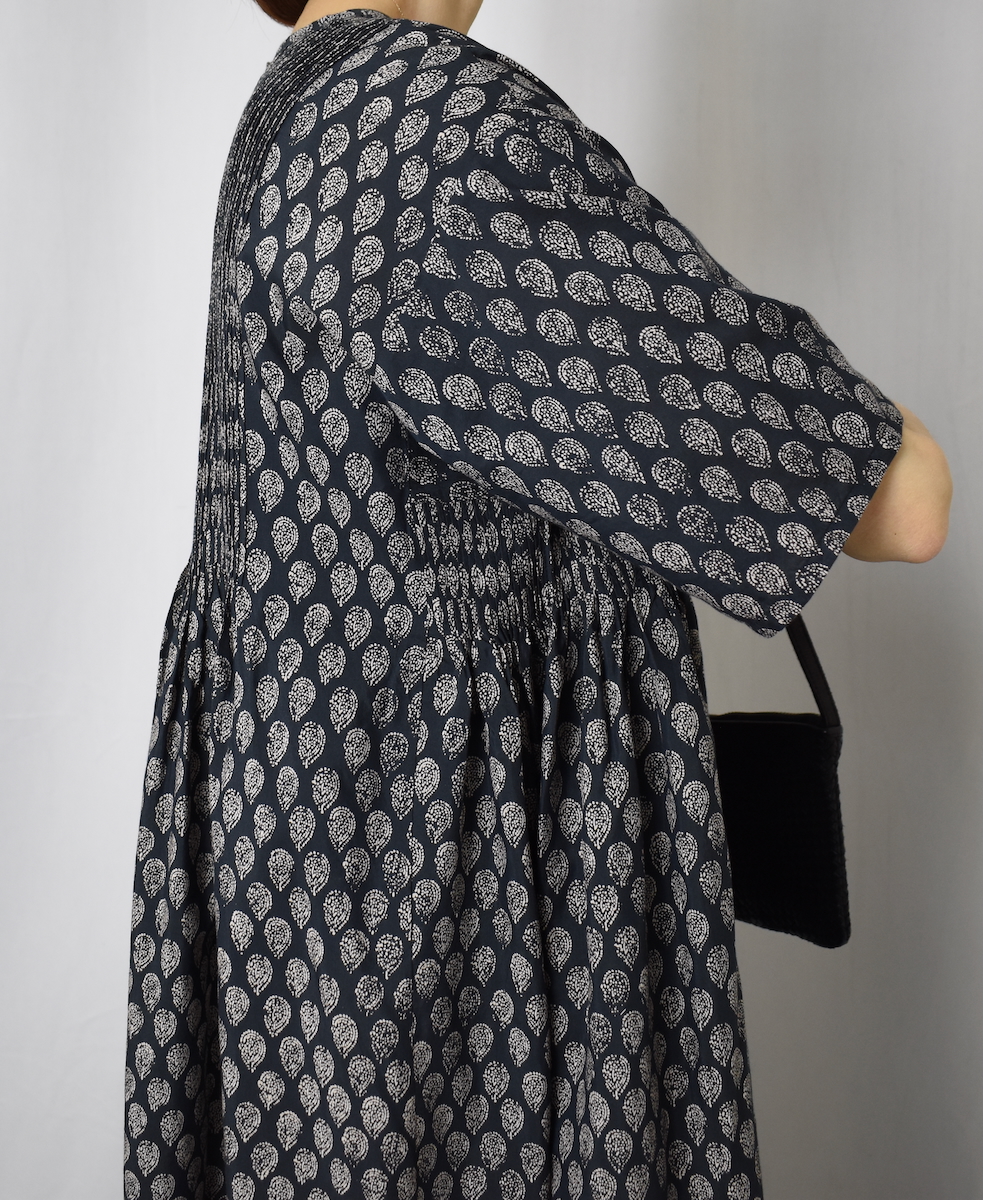 INMDS25114(ワンピース) COTTON SILK HAND SCREEN LEAF PRINT CREW-NECK HALF/SL DRESS WITH MINI PINTUCK