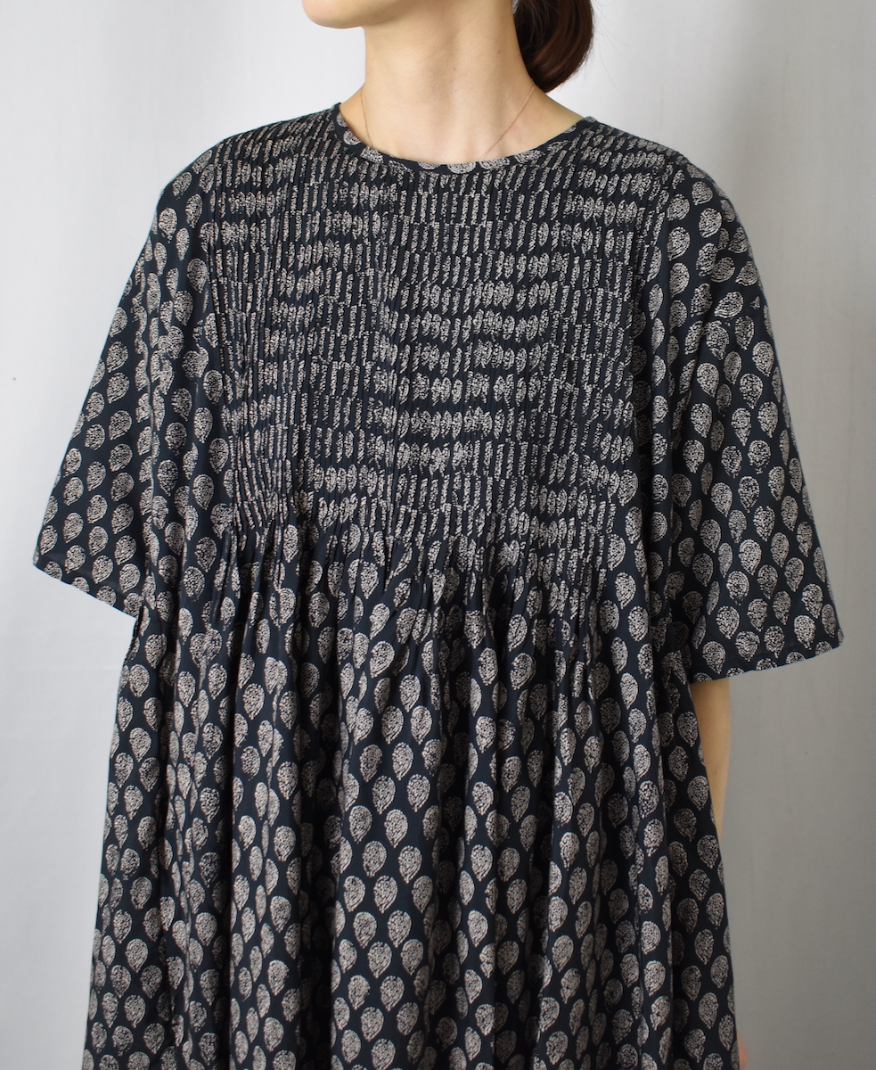 INMDS25114(ワンピース) COTTON SILK HAND SCREEN LEAF PRINT CREW-NECK HALF/SL DRESS WITH MINI PINTUCK