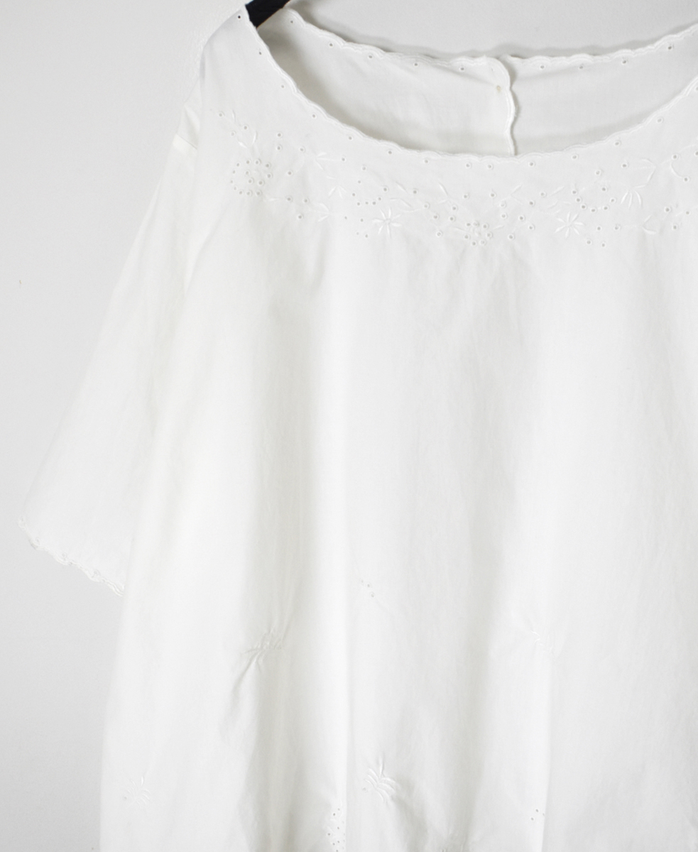 INSL25232(シャツ) 60s POPLIN PLAIN WITH CUT WORK EMBROIDERY BACK OPENING S/SL SMOCK