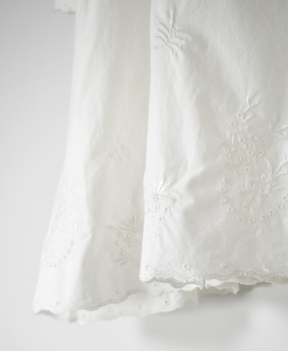 INSL25232(シャツ) 60s POPLIN PLAIN WITH CUT WORK EMBROIDERY BACK OPENING S/SL SMOCK