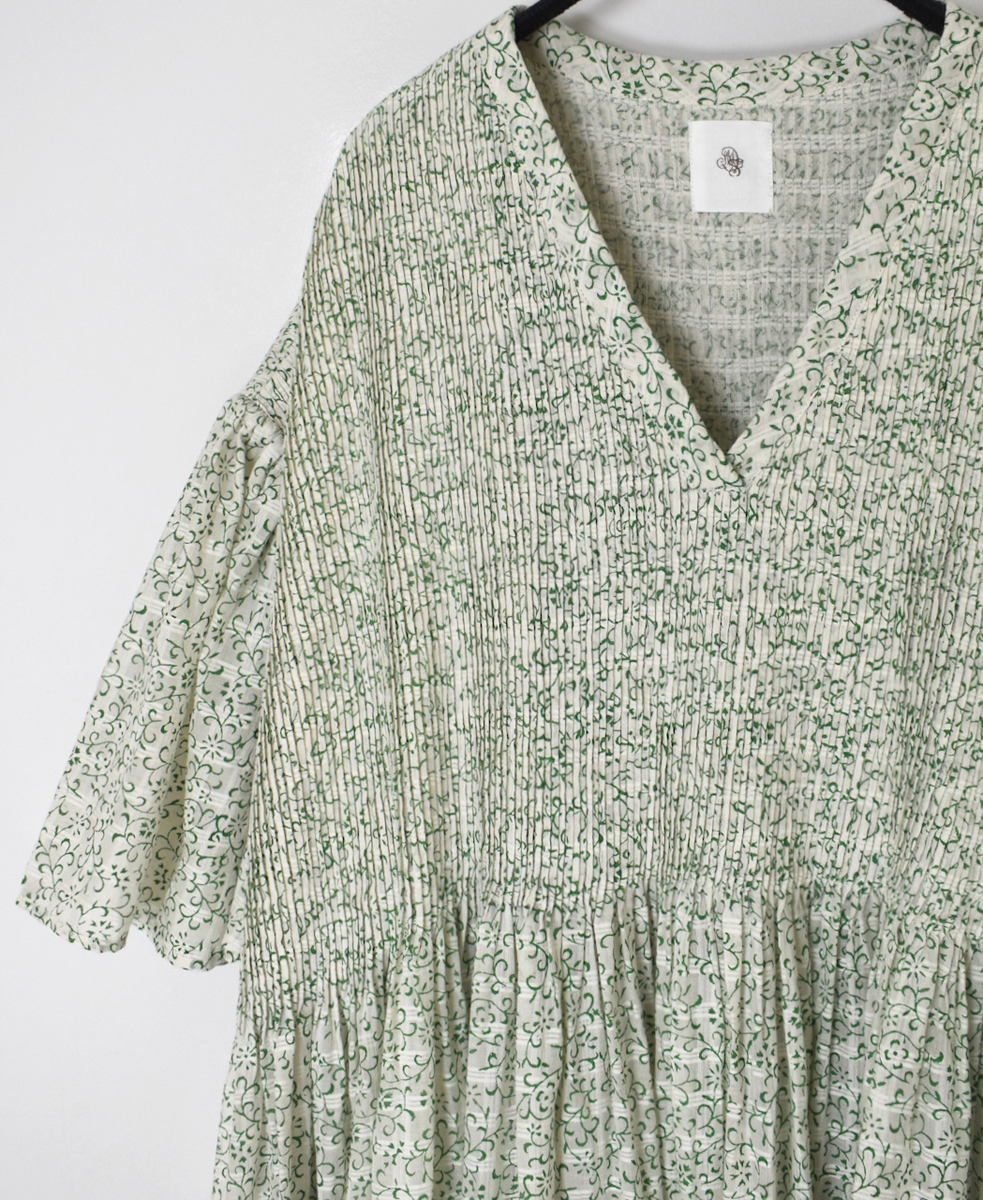 INMDS25093(ワンピース) POWER LOOM COTTON DOBIE CHECK ARABESQUE SCREEN PRINT FLARED/SL DRESS WITH MINI PINTUCK