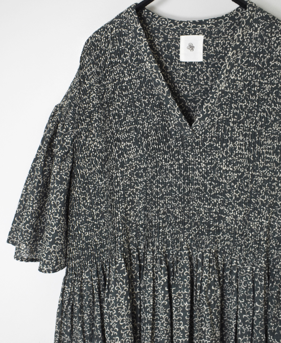 INMDS25093(ワンピース) POWER LOOM COTTON DOBIE CHECK ARABESQUE SCREEN PRINT FLARED/SL DRESS WITH MINI PINTUCK