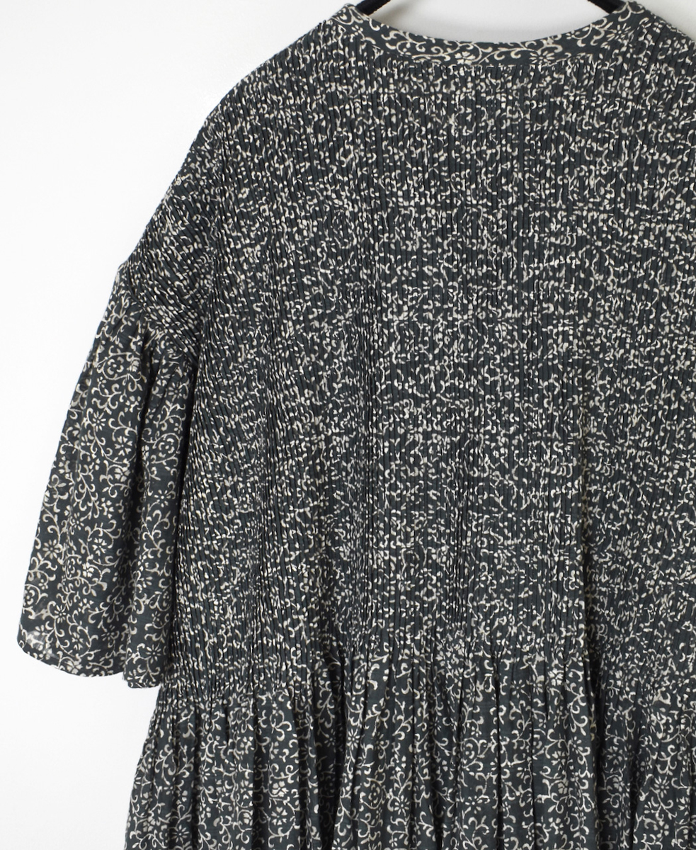 INMDS25093(ワンピース) POWER LOOM COTTON DOBIE CHECK ARABESQUE SCREEN PRINT FLARED/SL DRESS WITH MINI PINTUCK