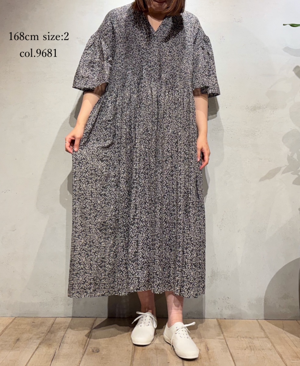 INMDS25093(ワンピース) POWER LOOM COTTON DOBIE CHECK ARABESQUE SCREEN PRINT FLARED/SL DRESS WITH MINI PINTUCK