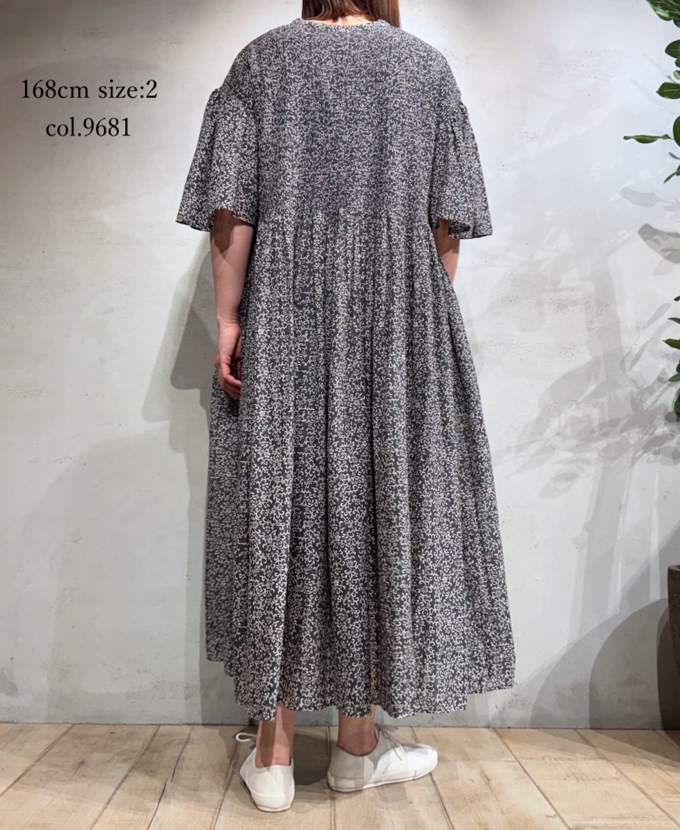 INMDS25093(ワンピース) POWER LOOM COTTON DOBIE CHECK ARABESQUE SCREEN PRINT FLARED/SL DRESS WITH MINI PINTUCK