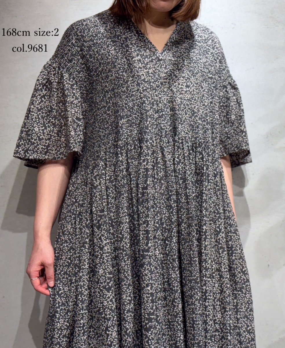 INMDS25093(ワンピース) POWER LOOM COTTON DOBIE CHECK ARABESQUE SCREEN PRINT FLARED/SL DRESS WITH MINI PINTUCK
