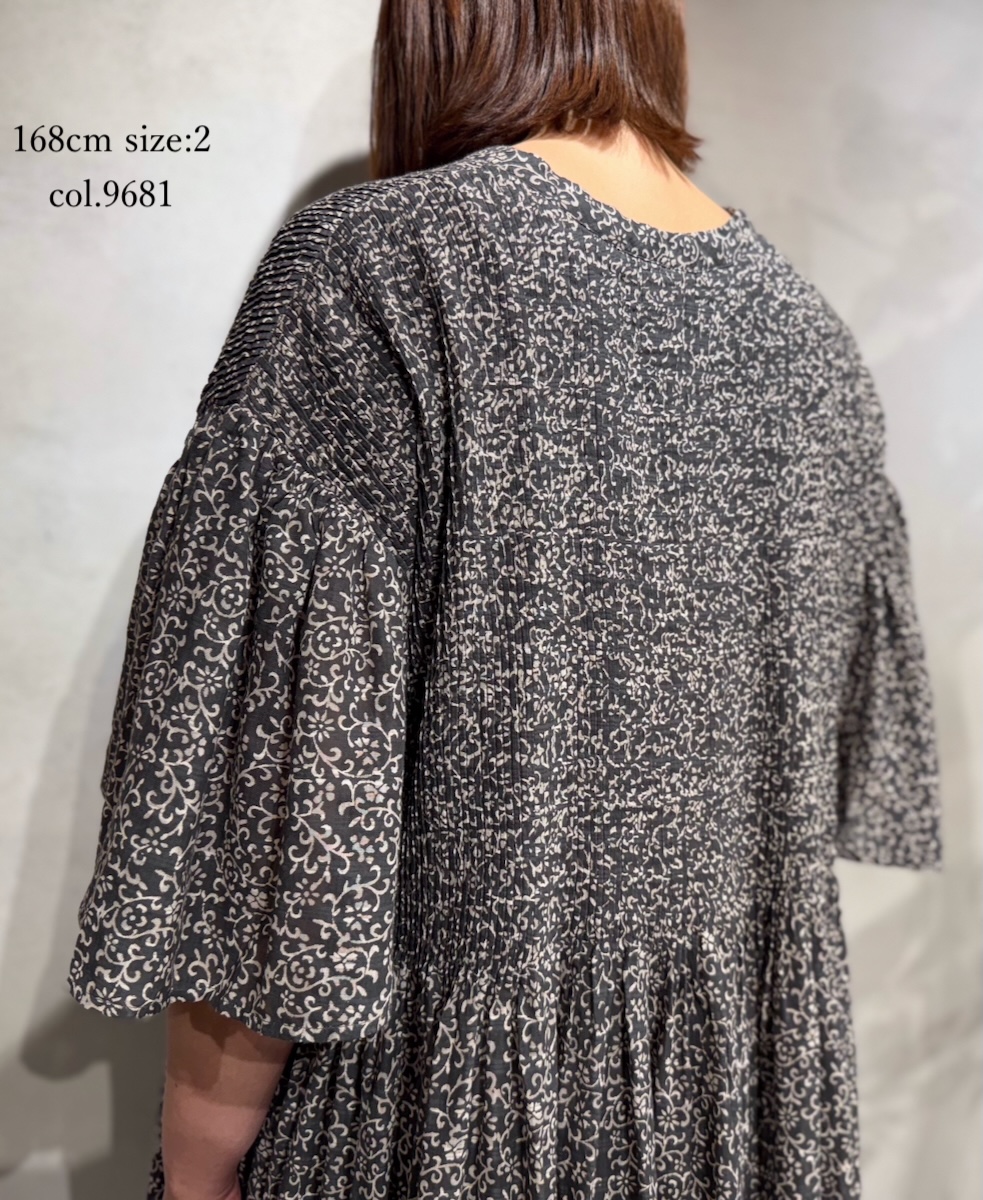INMDS25093(ワンピース) POWER LOOM COTTON DOBIE CHECK ARABESQUE SCREEN PRINT FLARED/SL DRESS WITH MINI PINTUCK