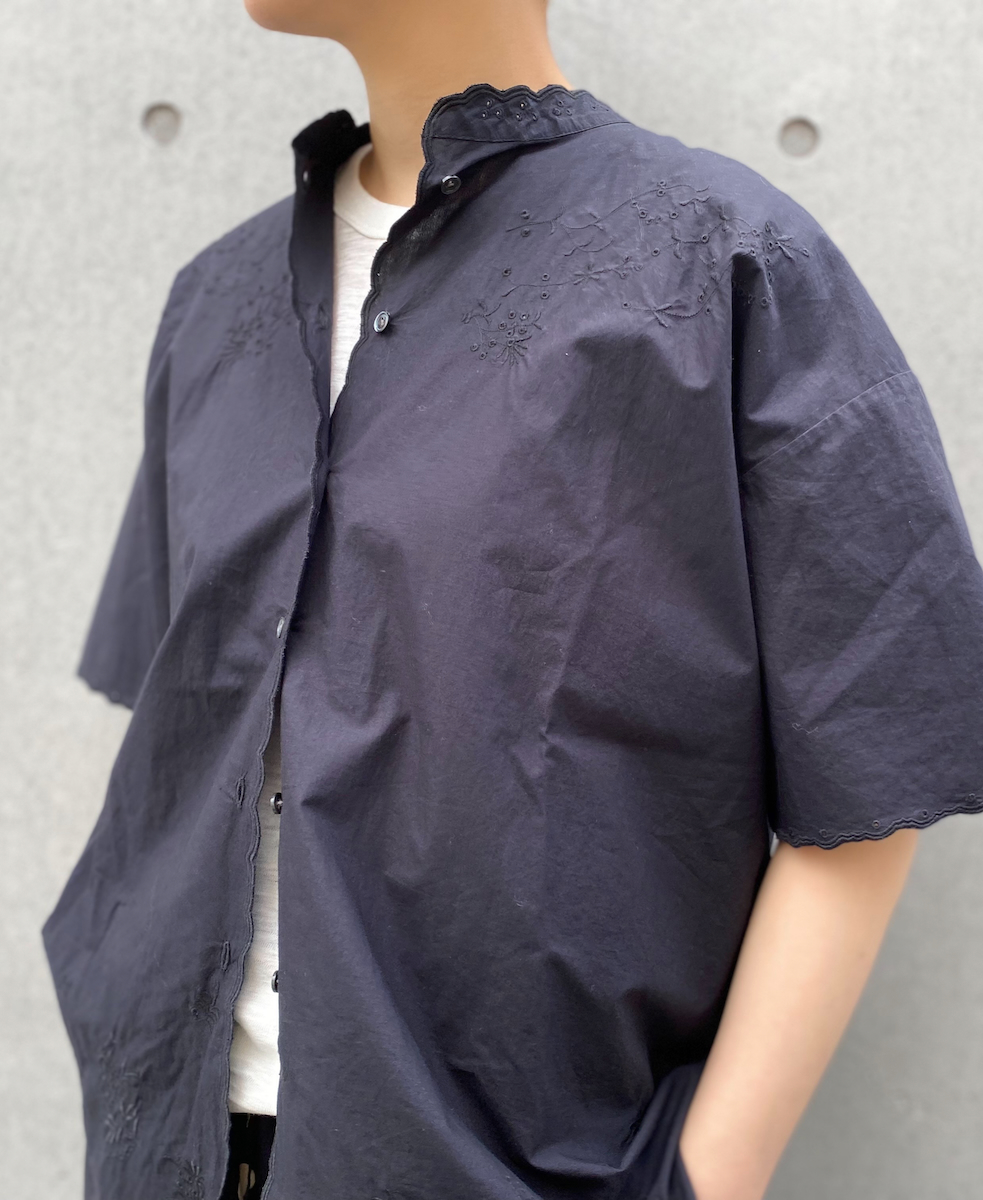 INSL25231(シャツ) 60s POPLIN PLAIN WITH CUT WORK EMBROIDERY MAO COLLAR S/SL SHIRT