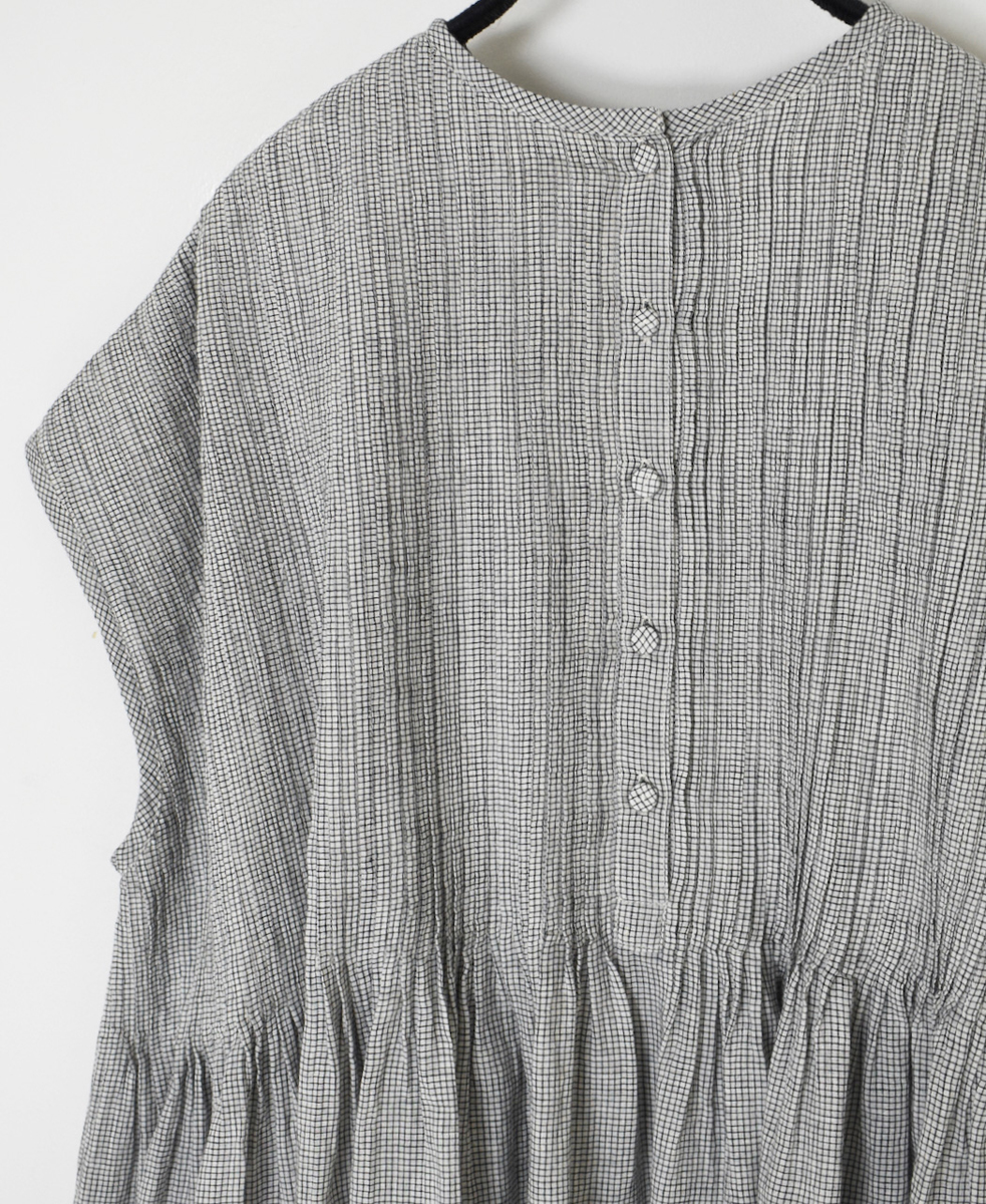 INMDS25053(シャツ) HANDWOVEN COTTON SINGLE CHECK CREW-NECK FRENCH/SL SHIRT WITH PINTUCK