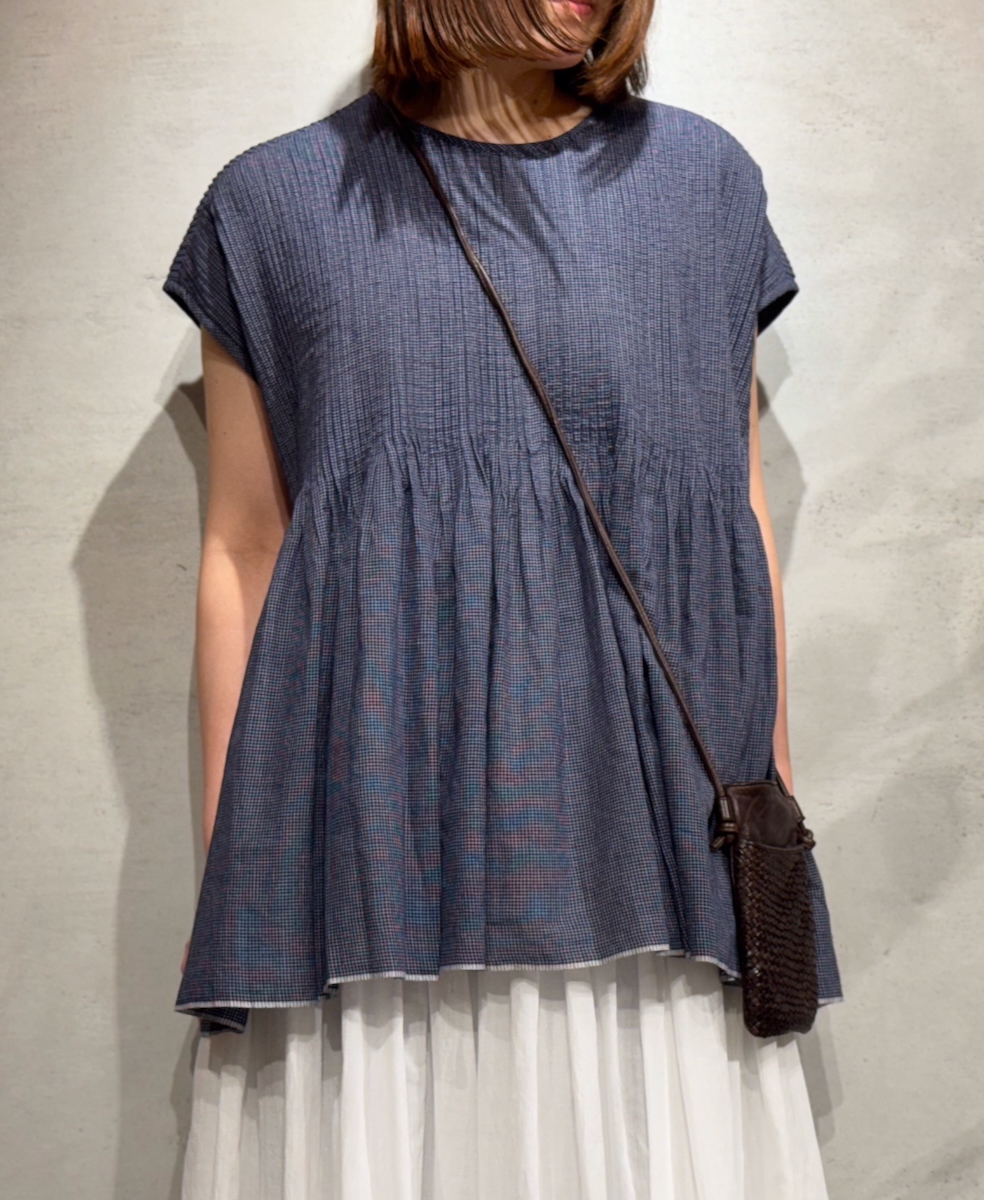 INMDS25053(シャツ) HANDWOVEN COTTON SINGLE CHECK CREW-NECK FRENCH/SL SHIRT WITH PINTUCK