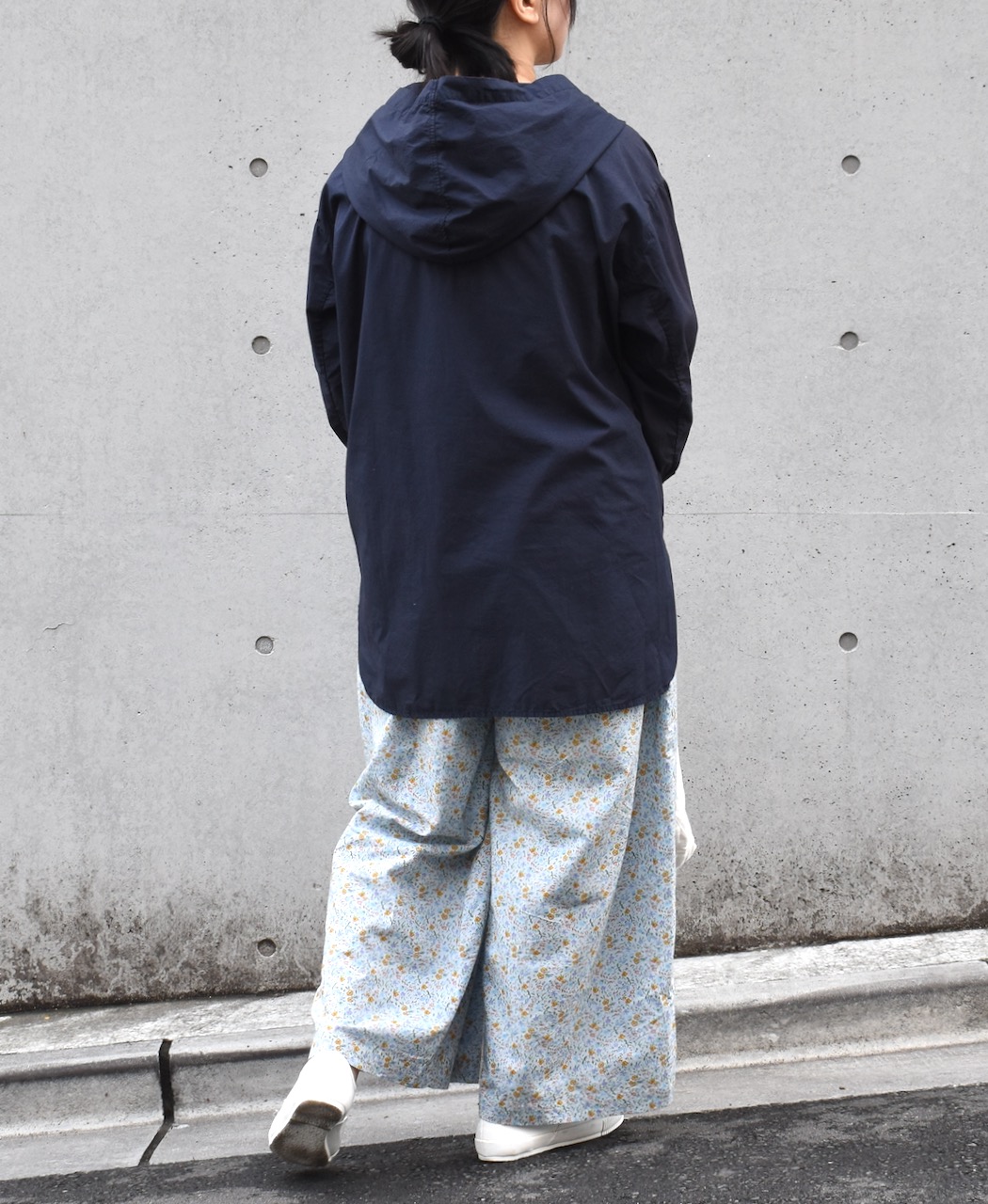 INAM2516FD(パンツ) COTTON FLOWER PRINT GATHERED EASY PANTS WITH LINING