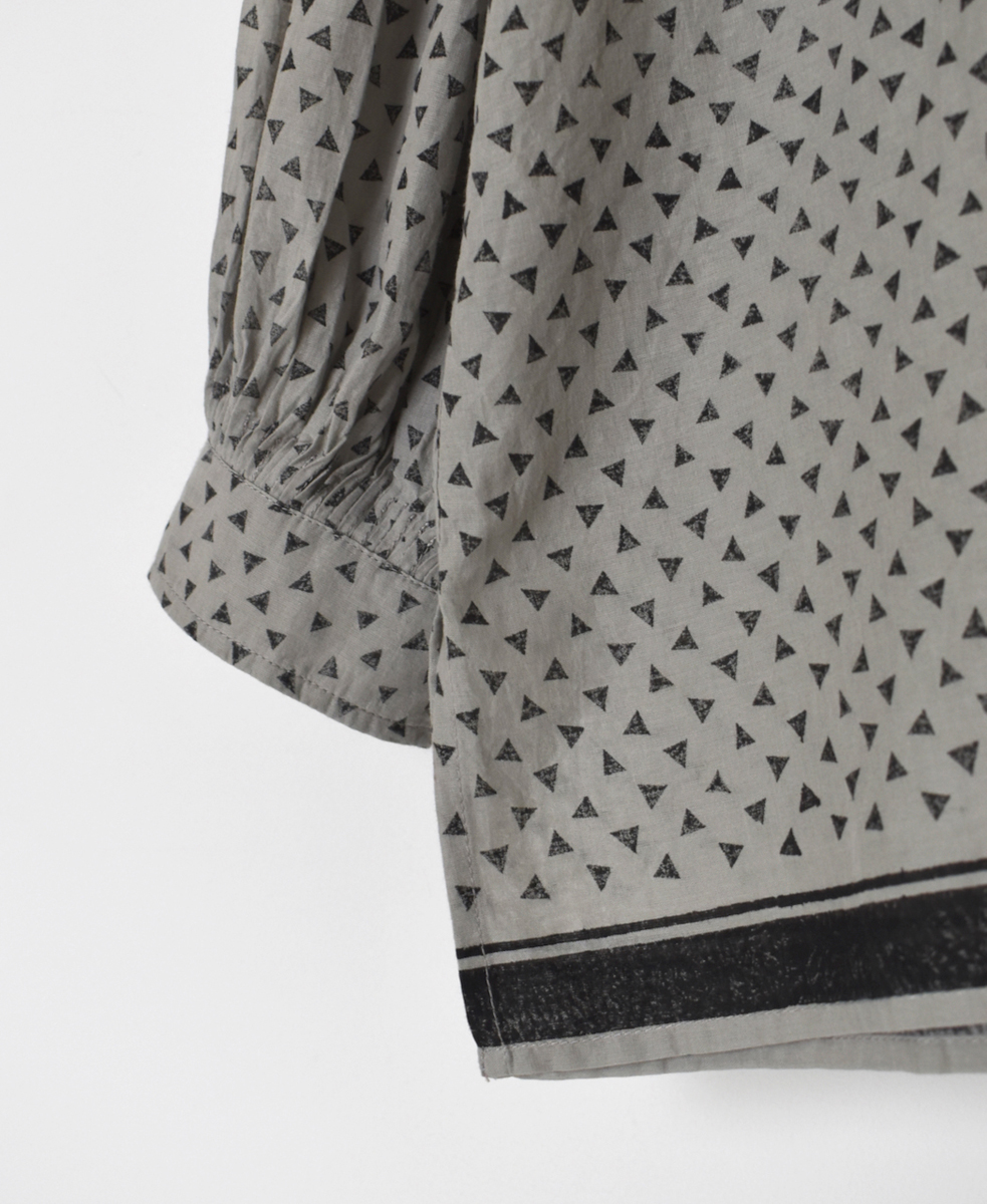 INMDS25101(シャツ) 80s VOILE TRIANGLE BLOCK PRINT BANDED COLLAR SHIRT WITH MINI PINTUCK