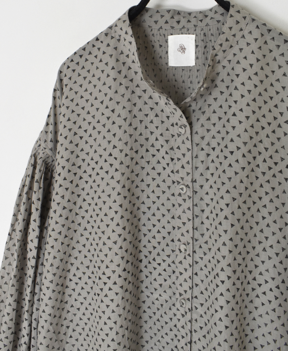 INMDS25101(シャツ) 80s VOILE TRIANGLE BLOCK PRINT BANDED COLLAR SHIRT WITH MINI PINTUCK