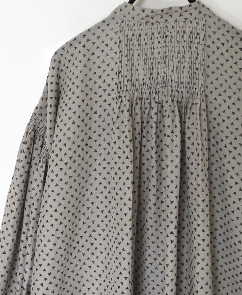 INMDS25101(シャツ) 80s VOILE TRIANGLE BLOCK PRINT BANDED COLLAR SHIRT WITH MINI PINTUCK