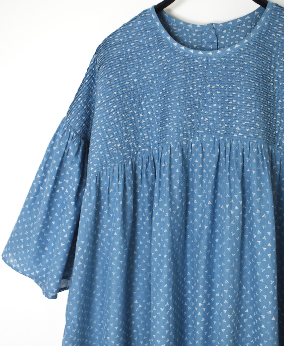 INMDS25103(ワンピース) 80s VOILE TRIANGLE BLOCK PRINT BACK OPENING PULLOVER DRESS WITH MINI PINTUCK