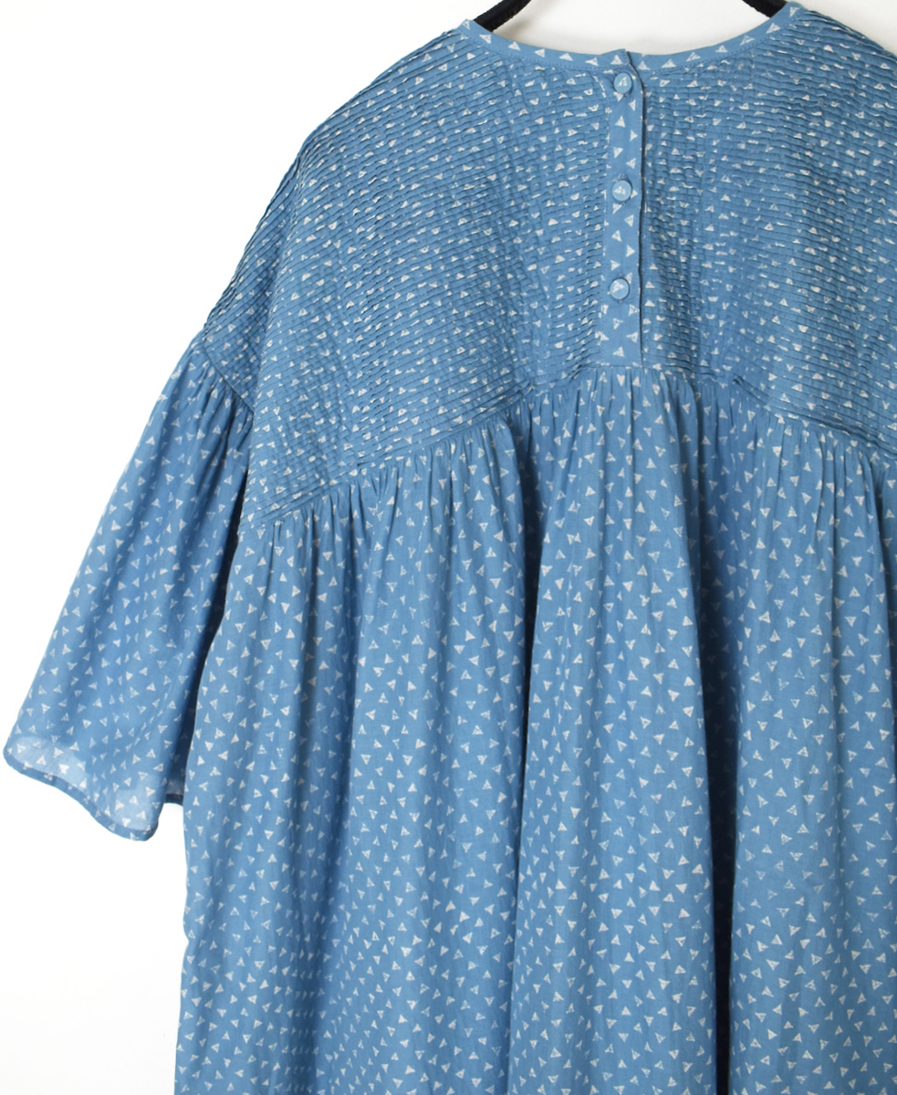 INMDS25103(ワンピース) 80s VOILE TRIANGLE BLOCK PRINT BACK OPENING PULLOVER DRESS WITH MINI PINTUCK