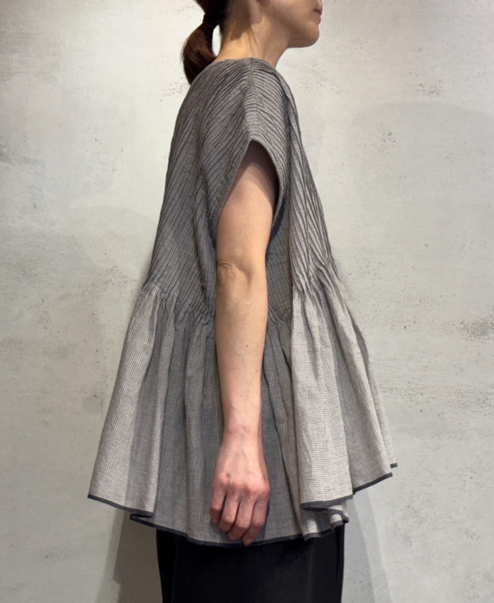 INMDS25053(シャツ) HANDWOVEN COTTON SINGLE CHECK CREW-NECK FRENCH/SL SHIRT WITH PINTUCK