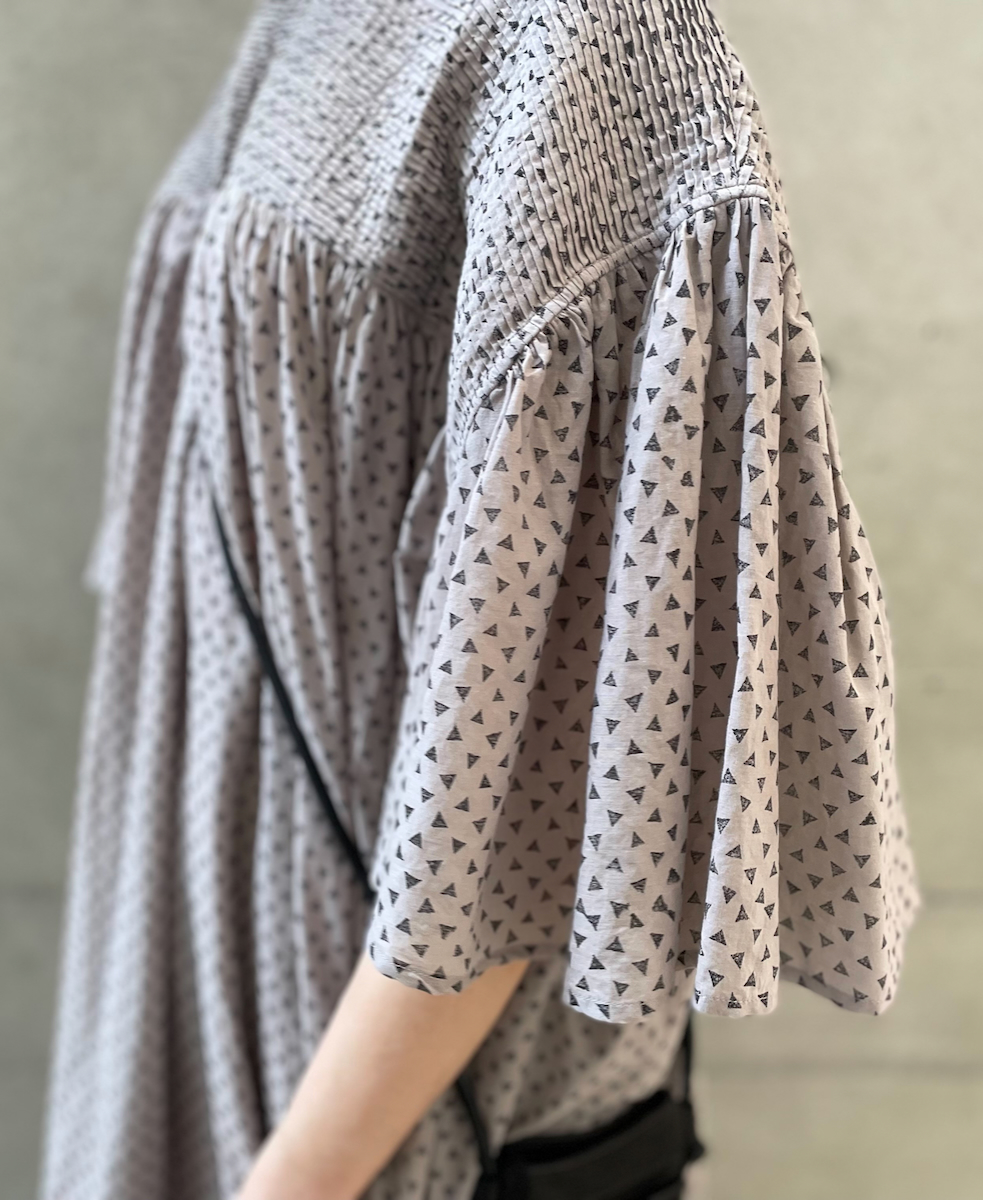 INMDS25103(ワンピース) 80s VOILE TRIANGLE BLOCK PRINT BACK OPENING PULLOVER DRESS WITH MINI PINTUCK