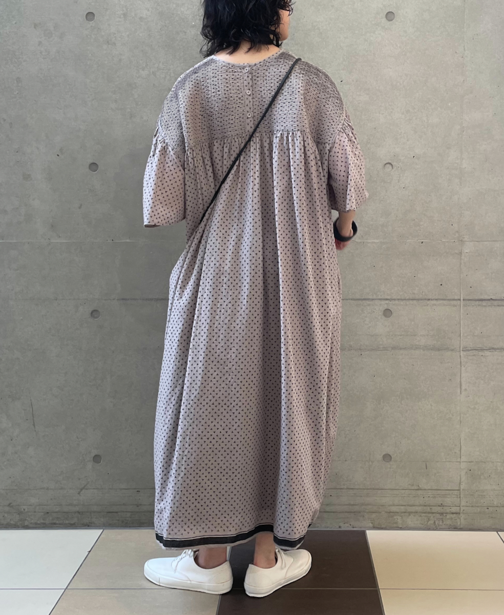 INMDS25103(ワンピース) 80s VOILE TRIANGLE BLOCK PRINT BACK OPENING PULLOVER DRESS WITH MINI PINTUCK