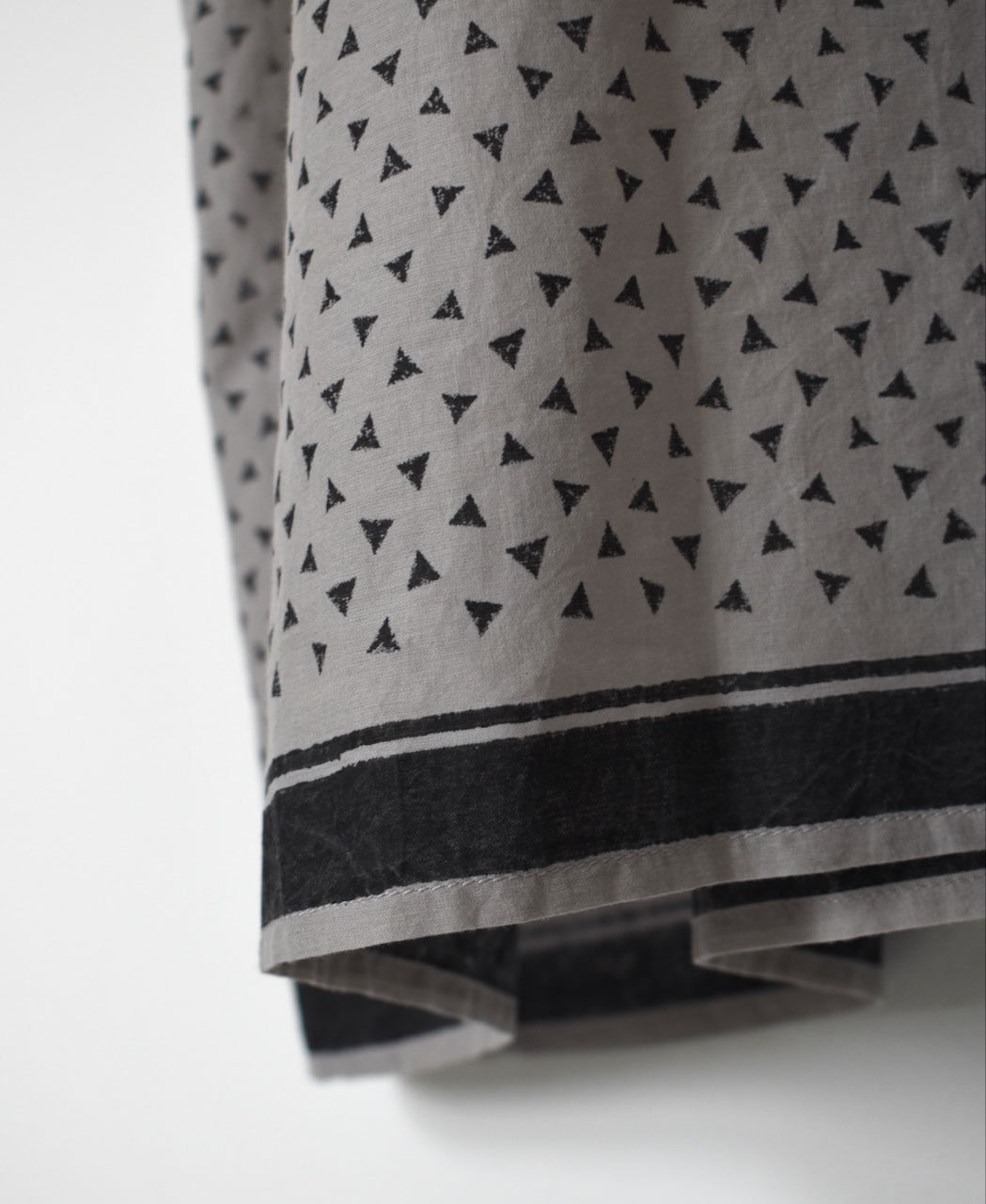INMDS25103(ワンピース) 80s VOILE TRIANGLE BLOCK PRINT BACK OPENING PULLOVER DRESS WITH MINI PINTUCK