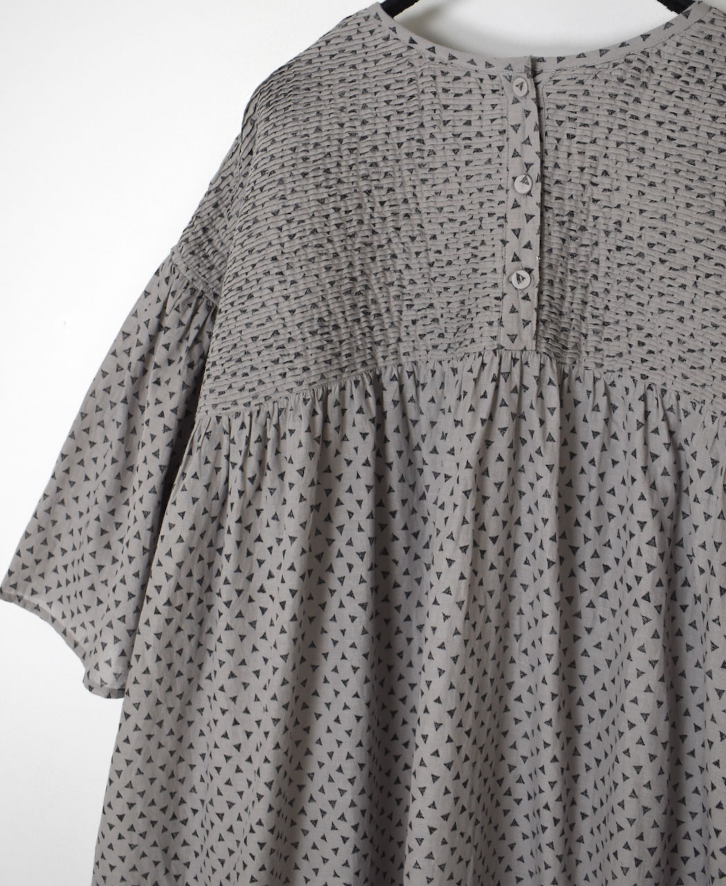 INMDS25103(ワンピース) 80s VOILE TRIANGLE BLOCK PRINT BACK OPENING PULLOVER DRESS WITH MINI PINTUCK