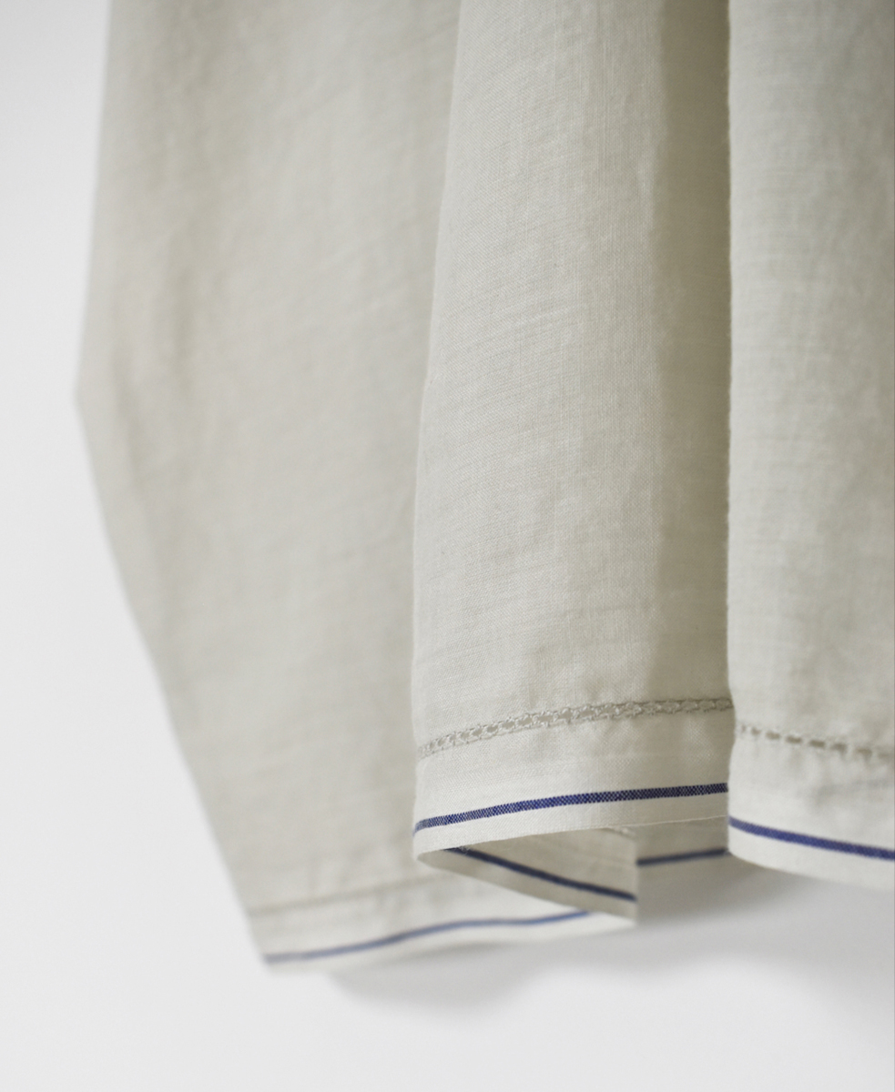 ●NSL25022(シャツ) SUPER FINE VOILE WITH SELVEGE V-NECK PINTUCK SHORT/SL SHIRT