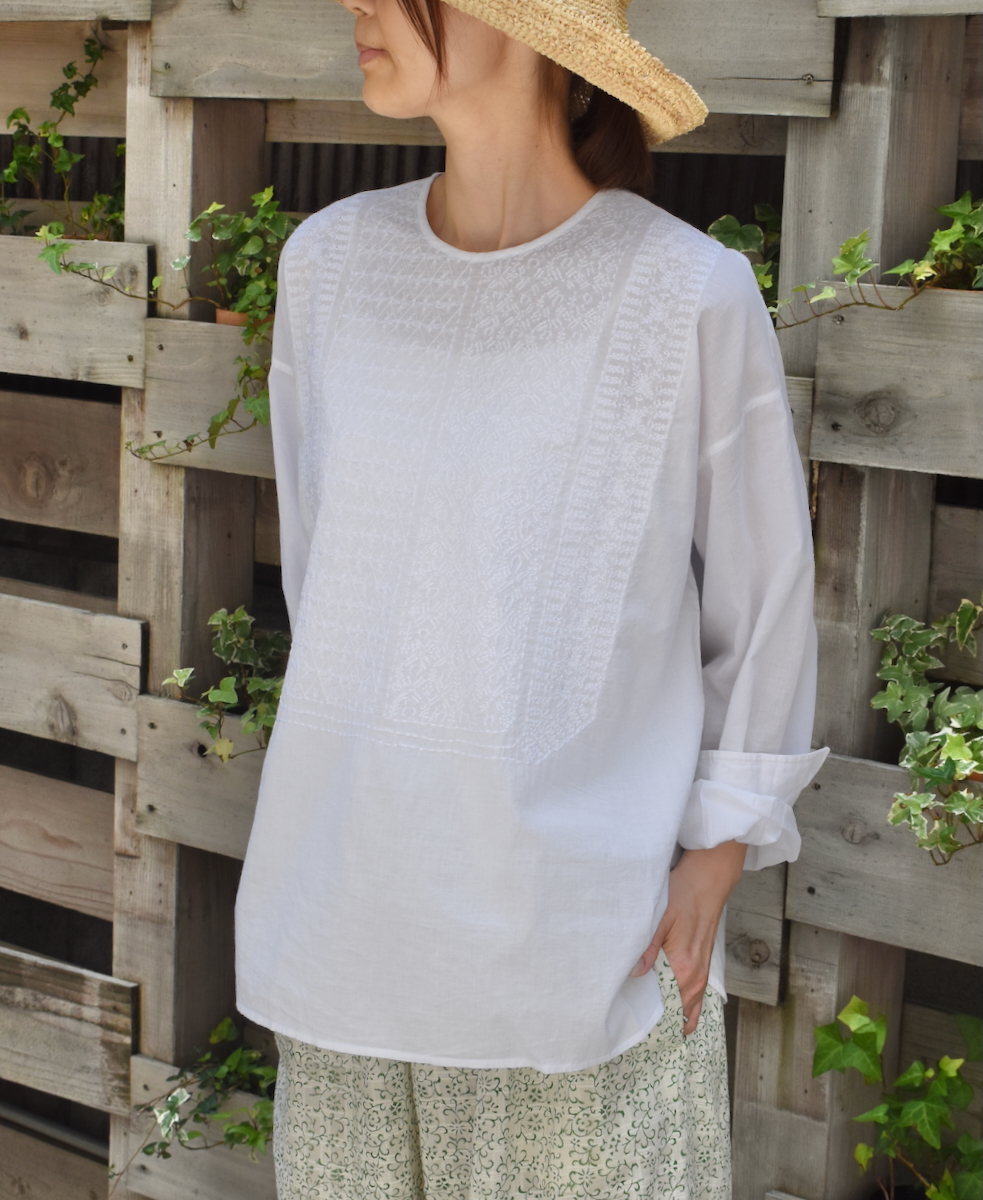 NMDS25202(シャツ) 60s ORGANIC CAMBRIC BACK OPENING CREW-NECK EMB SHIRT