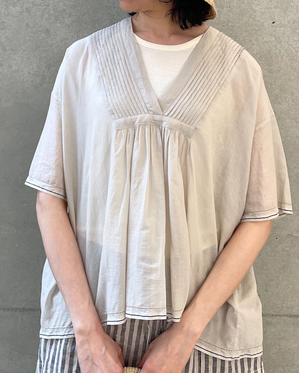●NSL25022(シャツ) SUPER FINE VOILE WITH SELVEGE V-NECK PINTUCK SHORT/SL SHIRT