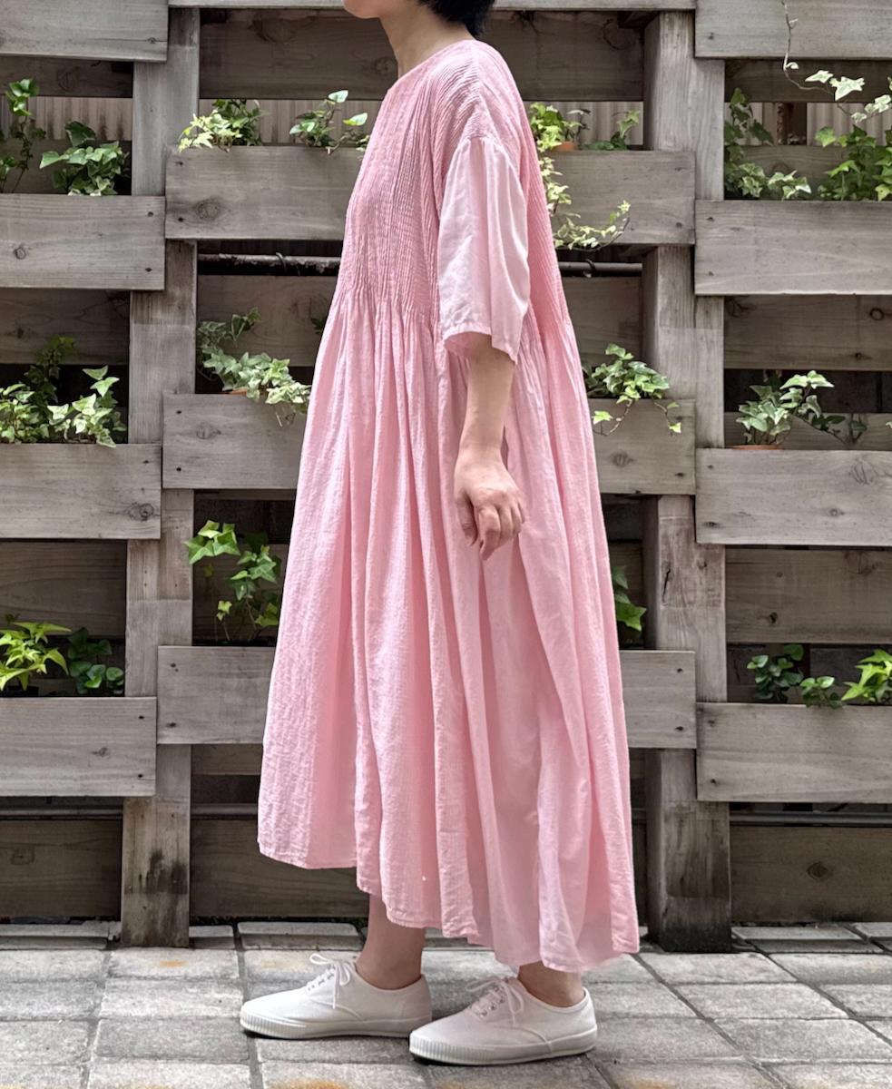●NMDS25232D(ワンピース) COTTON&LINEN PATCHWORK(OVERDYE) CREW-NECK S/SL SHIRT DRESS WITH MINI PINTUCK