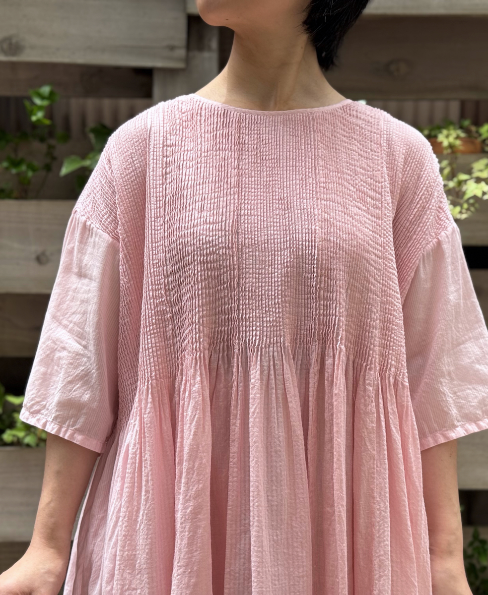 ●NMDS25232D(ワンピース) COTTON&LINEN PATCHWORK(OVERDYE) CREW-NECK S/SL SHIRT DRESS WITH MINI PINTUCK