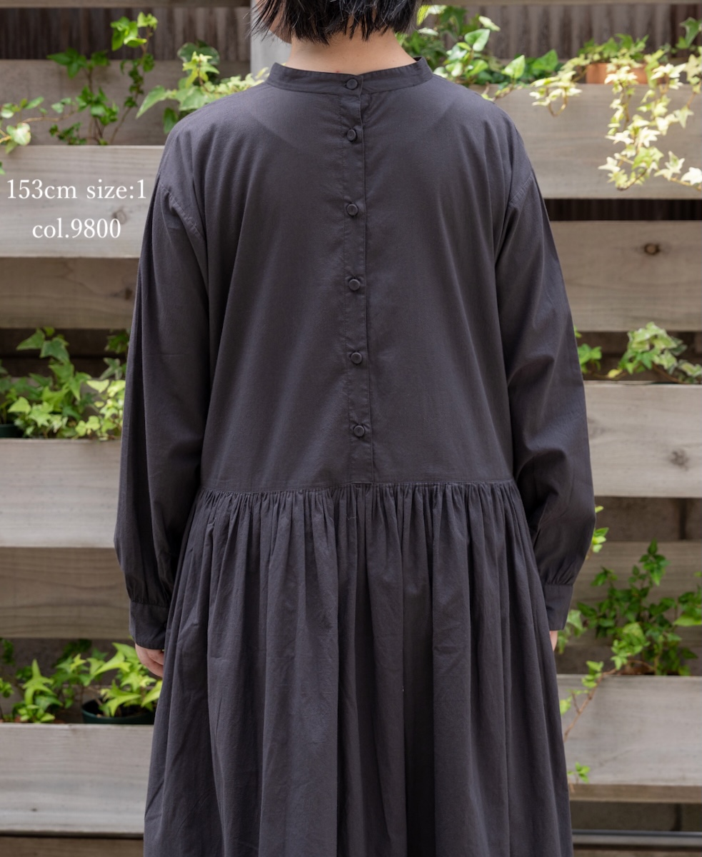 ●NMDS25524(ワンピース) 60s ORGANIC CAMBRIC PLAIN BACK OPENING STAND COLLAR DRESS