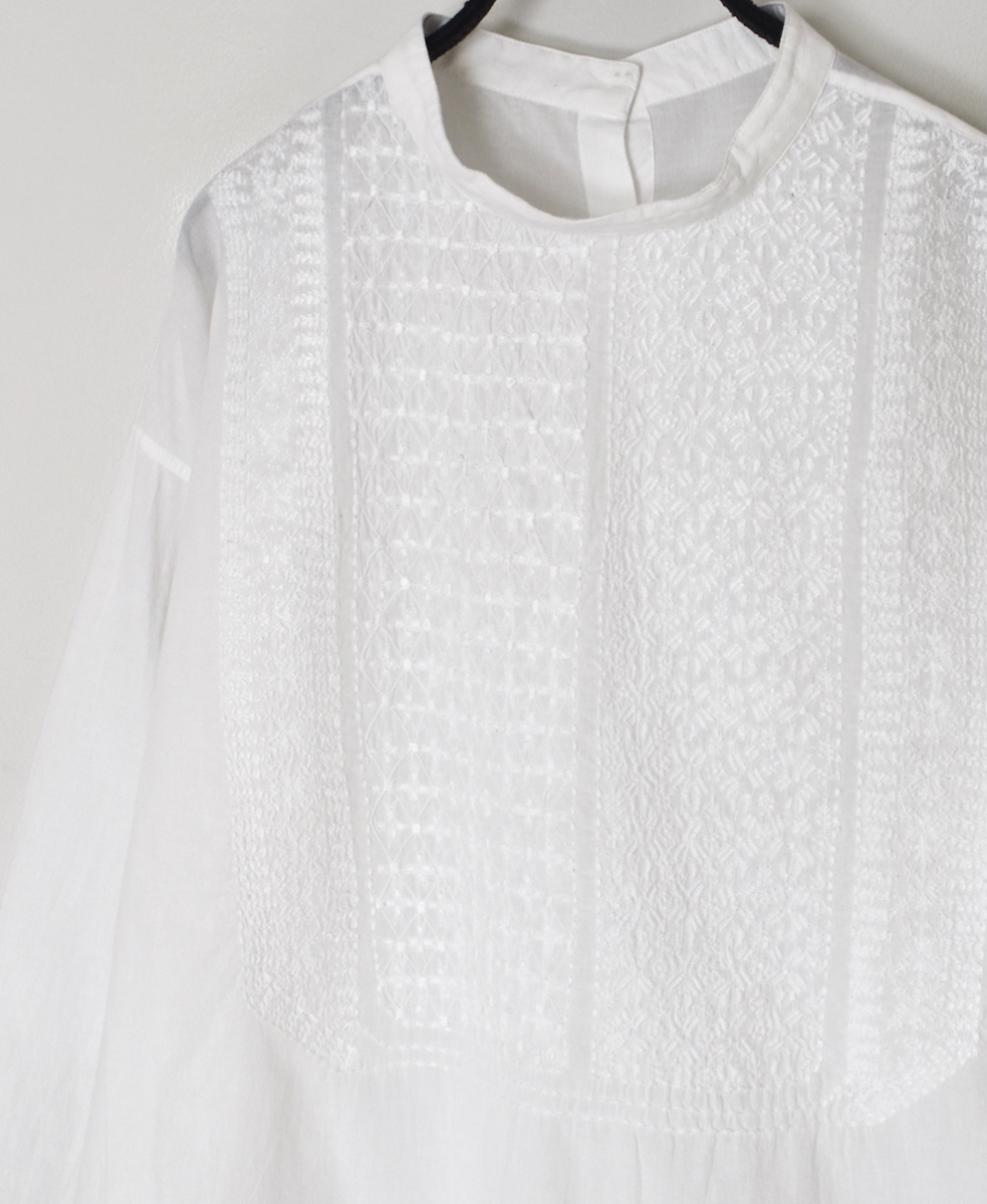 NMDS25532(シャツ) 60s ORGANIC CAMBRIC WITH EMB BACK OPENING STAND COLLAR EMB SHIRT