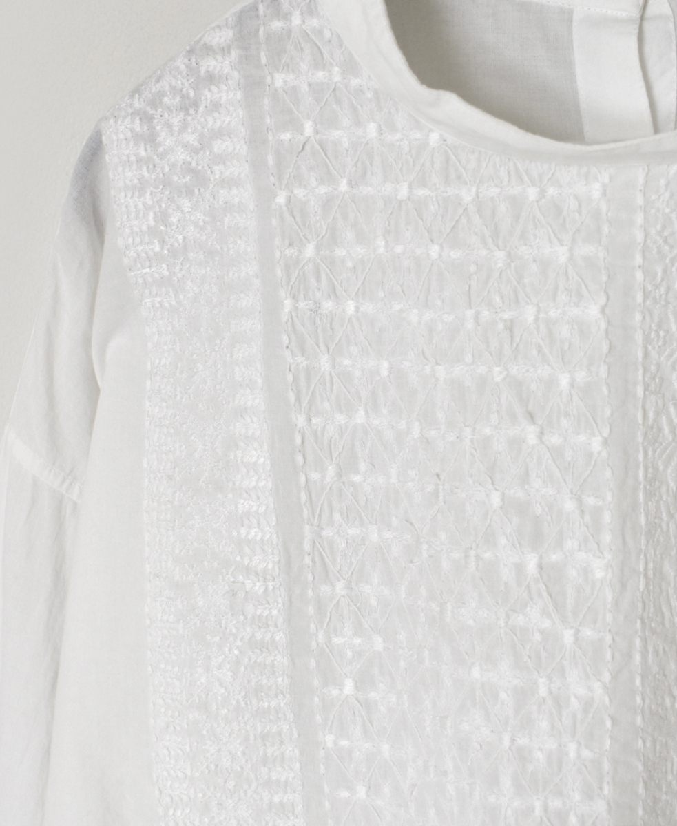 NMDS25532(シャツ) 60s ORGANIC CAMBRIC WITH EMB BACK OPENING STAND COLLAR EMB SHIRT