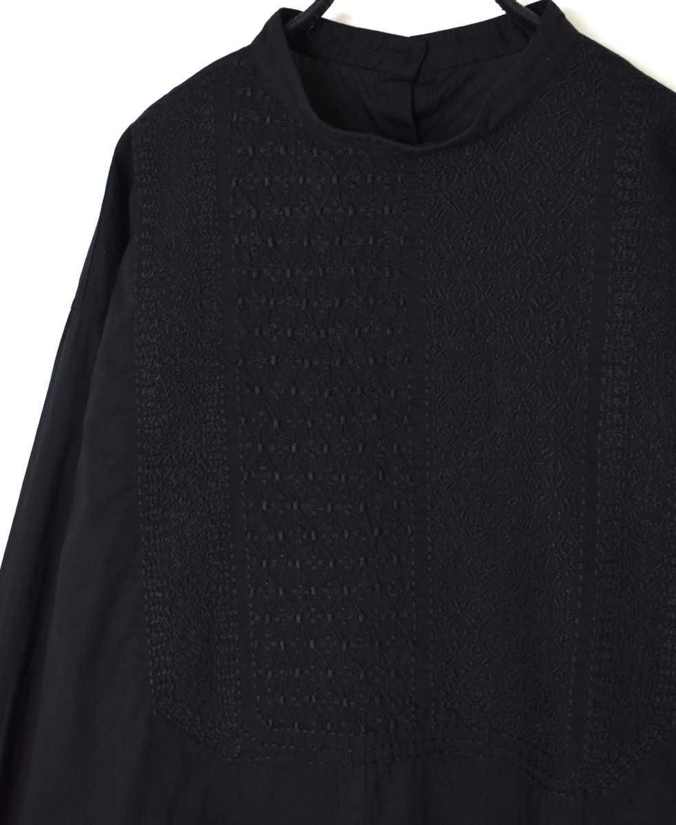 NMDS25532(シャツ) 60s ORGANIC CAMBRIC WITH EMB BACK OPENING STAND COLLAR EMB SHIRT