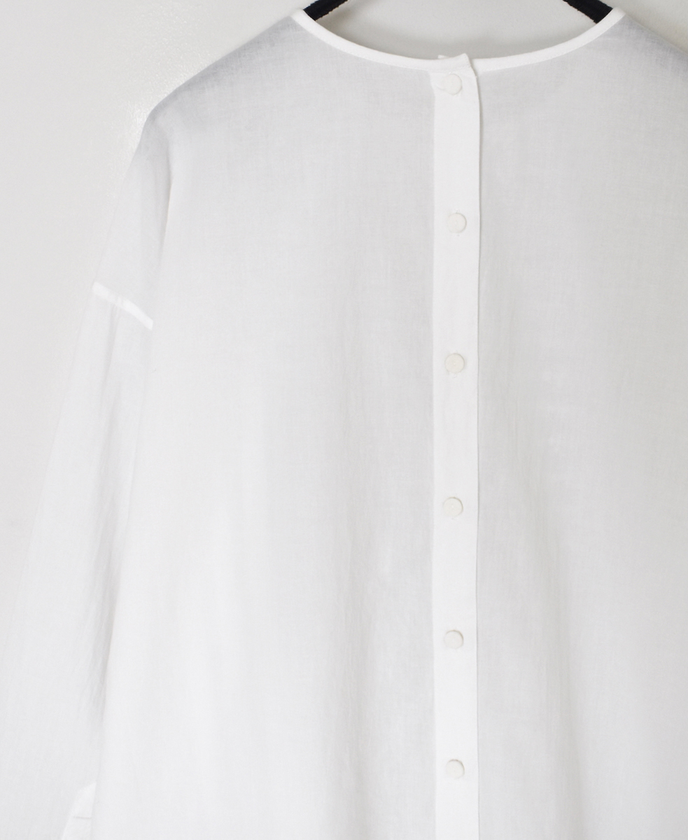NMDS25533(シャツ) 60s ORGANIC CAMBRIC BACK OPENING CREW-NECK PINTUCK&EMB SHIRT