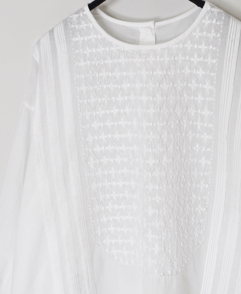 NMDS25533(シャツ) 60s ORGANIC CAMBRIC BACK OPENING CREW-NECK PINTUCK&EMB SHIRT