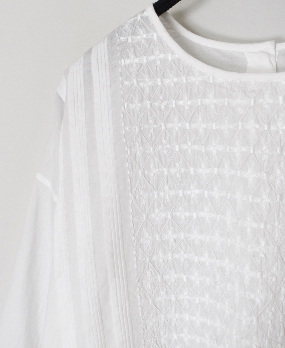 NMDS25533(シャツ) 60s ORGANIC CAMBRIC BACK OPENING CREW-NECK PINTUCK&EMB SHIRT