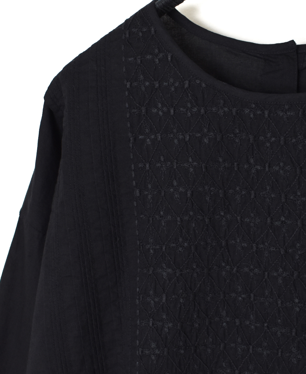 NMDS25533(シャツ) 60s ORGANIC CAMBRIC BACK OPENING CREW-NECK PINTUCK&EMB SHIRT