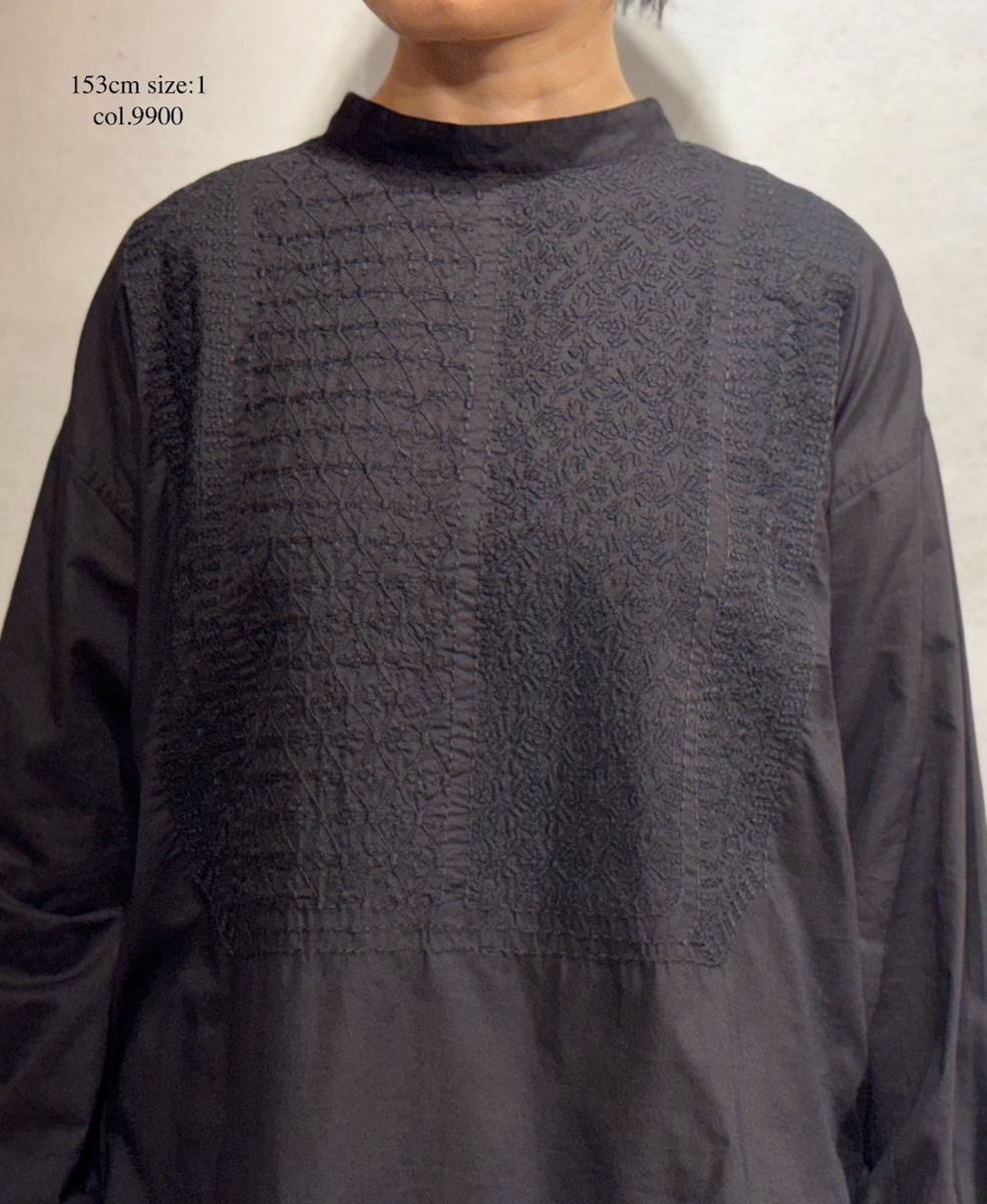 NMDS25532(シャツ) 60s ORGANIC CAMBRIC WITH EMB BACK OPENING STAND COLLAR EMB SHIRT