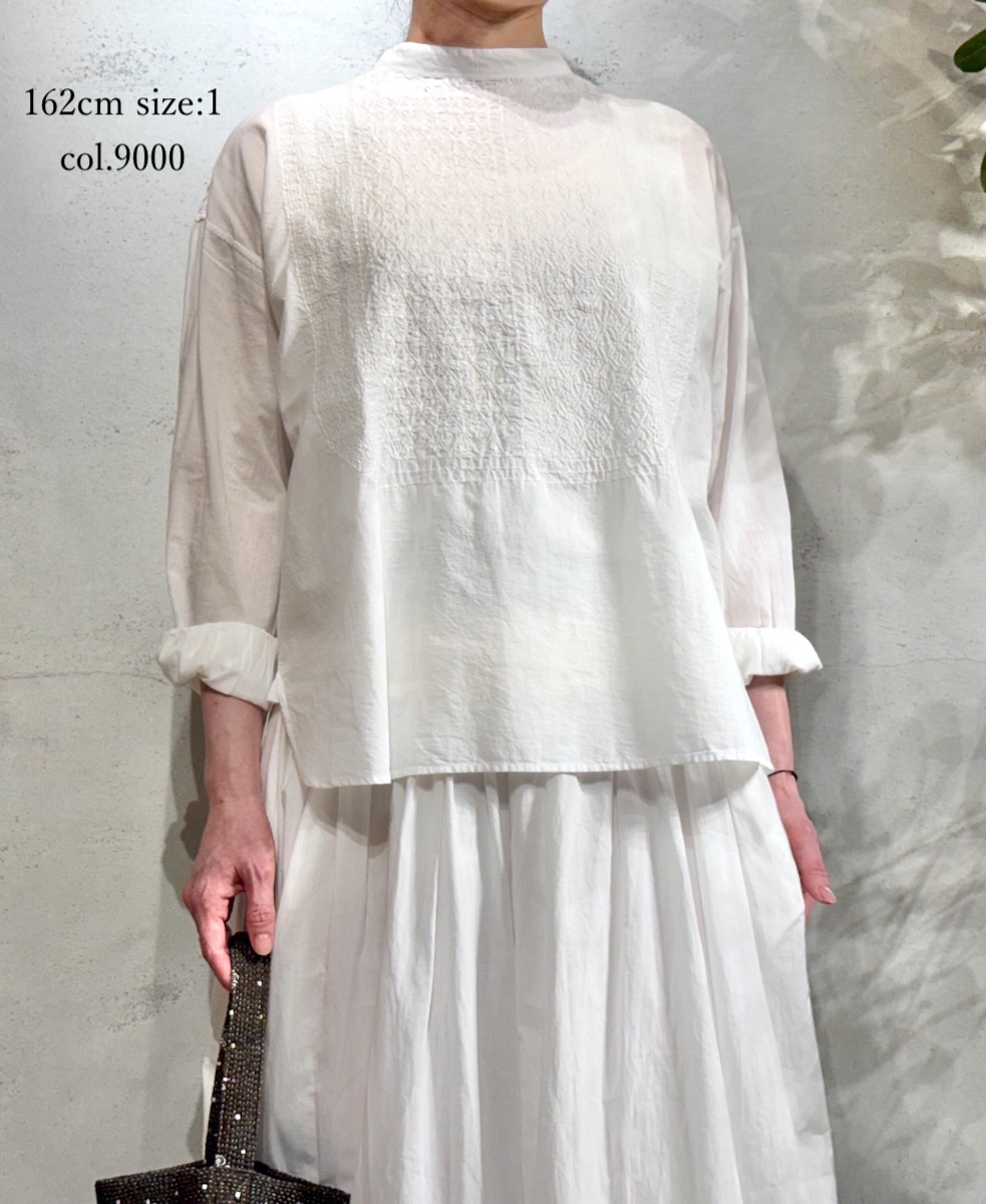 NMDS25532(シャツ) 60s ORGANIC CAMBRIC WITH EMB BACK OPENING STAND COLLAR EMB SHIRT